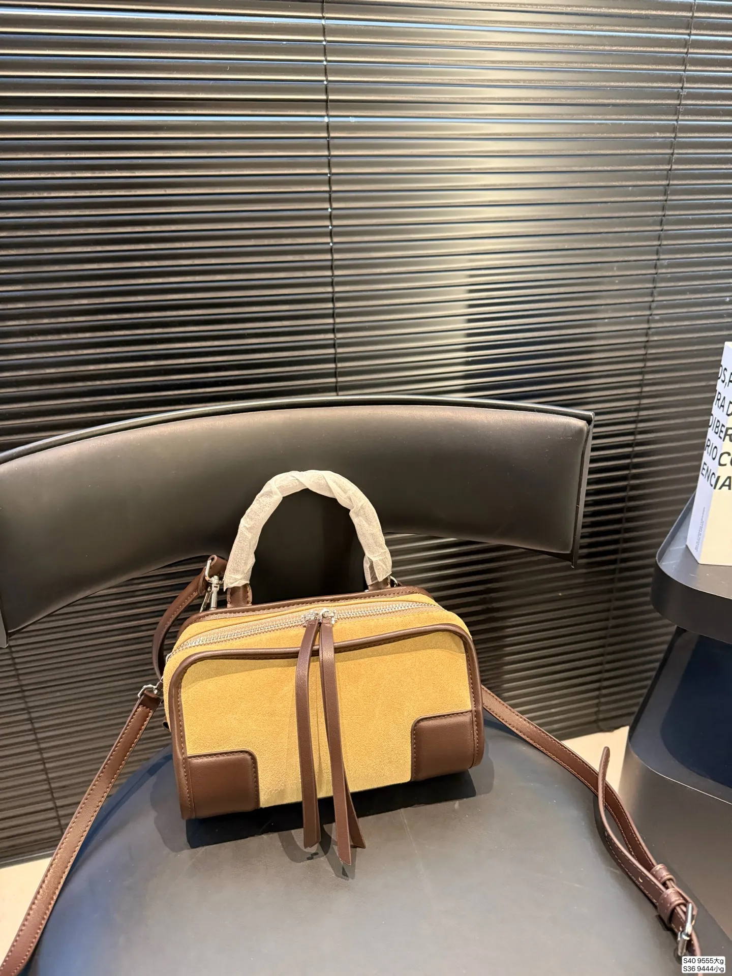 大号P250小号P230 罗意威这只简直太乖了 麂皮包今年冬天简直不要太火 银色loewe小锁也是酷的很 这个还可以加肩带单肩斜挎 一整个就是实用的美包！ 尺寸大25 18小22 12 货号大9555 小9444