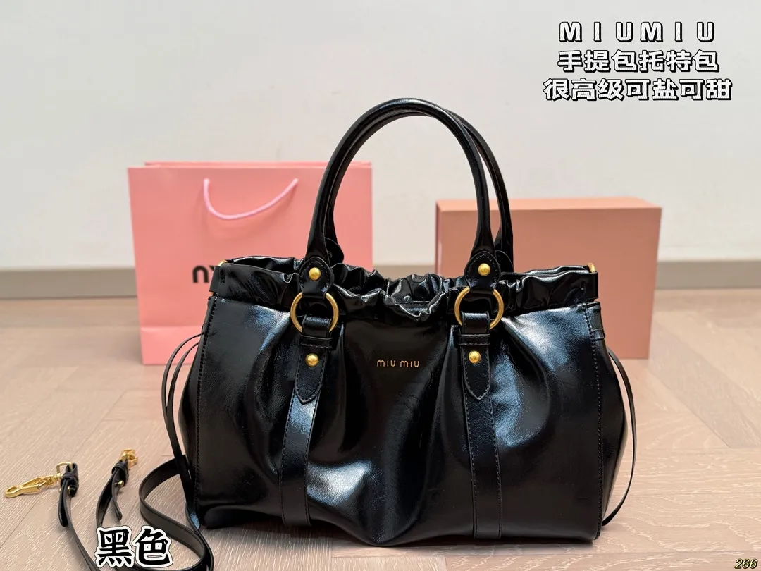 ¥190 缪缪MIUMIU手提包 旅行出差旅游带它超方便 超级抢眼 爱了爱了 真是叫人无法抗拒 又美又能装! 尺寸33 23