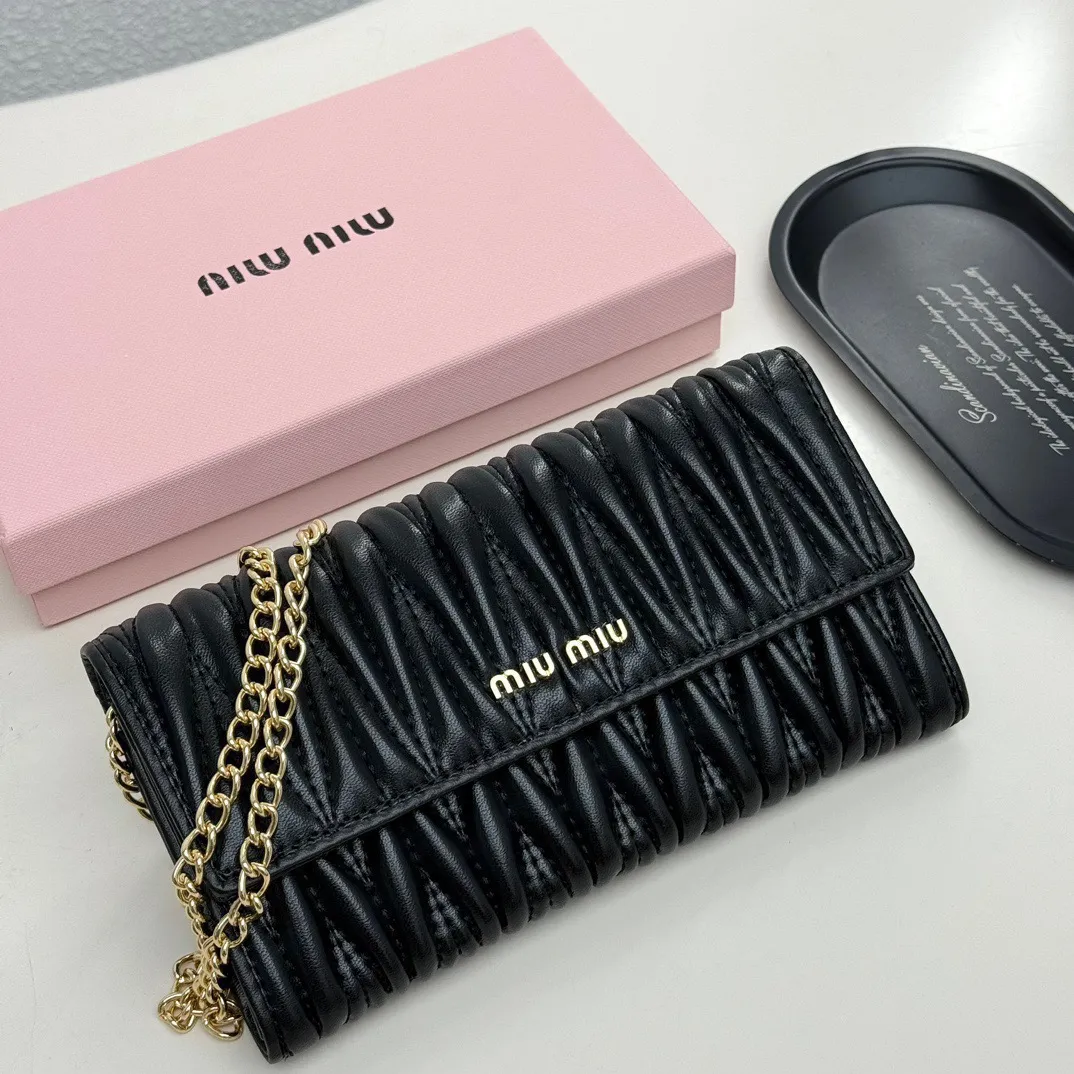 p110🎀miumiu 9886🎀颜色 黑色 粉色 红色 🎀尺寸 19*10.5*3.5🎀miumiu专柜最新款！专柜爆款热力来袭，经典提花压纹设计，釆用顶级进口小羊皮，皮质细腻柔软，做工精细！