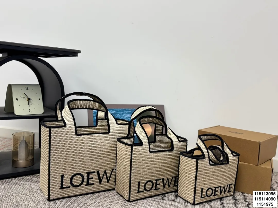 p125 p120 p115无盒 罗意威编织托特包 Paulas's 1biza 夏日海岛系列推出了草编托特包包巧妙融合了托特的商务之前线条和草编的夏日风情,加上Loewe粗体大logo 真的很难不爱 尺寸30.22/24.17/20.13