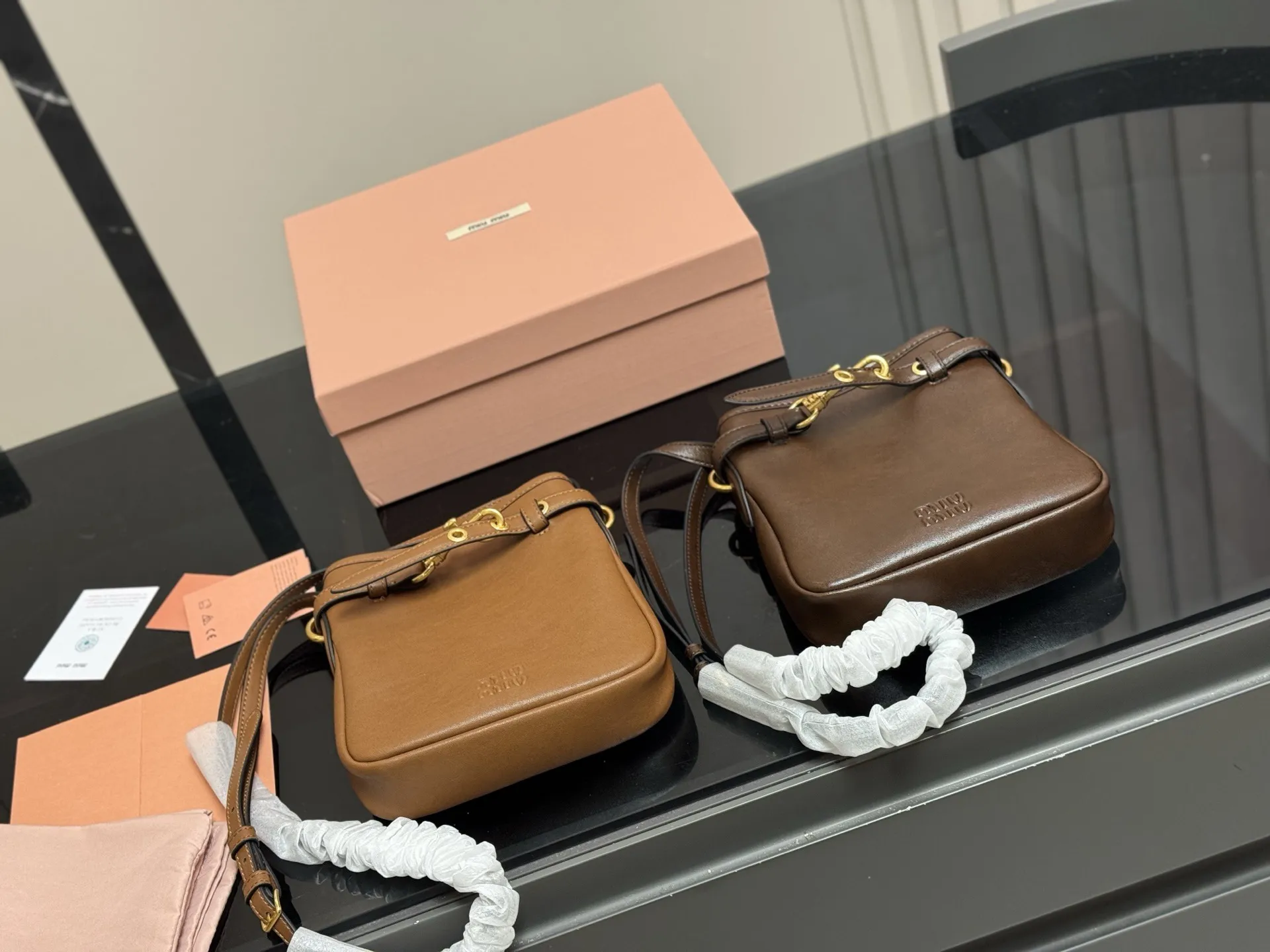 ¥185 配盒 升级版 size:18*20cm miumiu的小福袋 性价比也太高了! Aventure系列出小斜挎咯~ 太好装了! 出门都爱背的人生小斜挎 超级香哦!