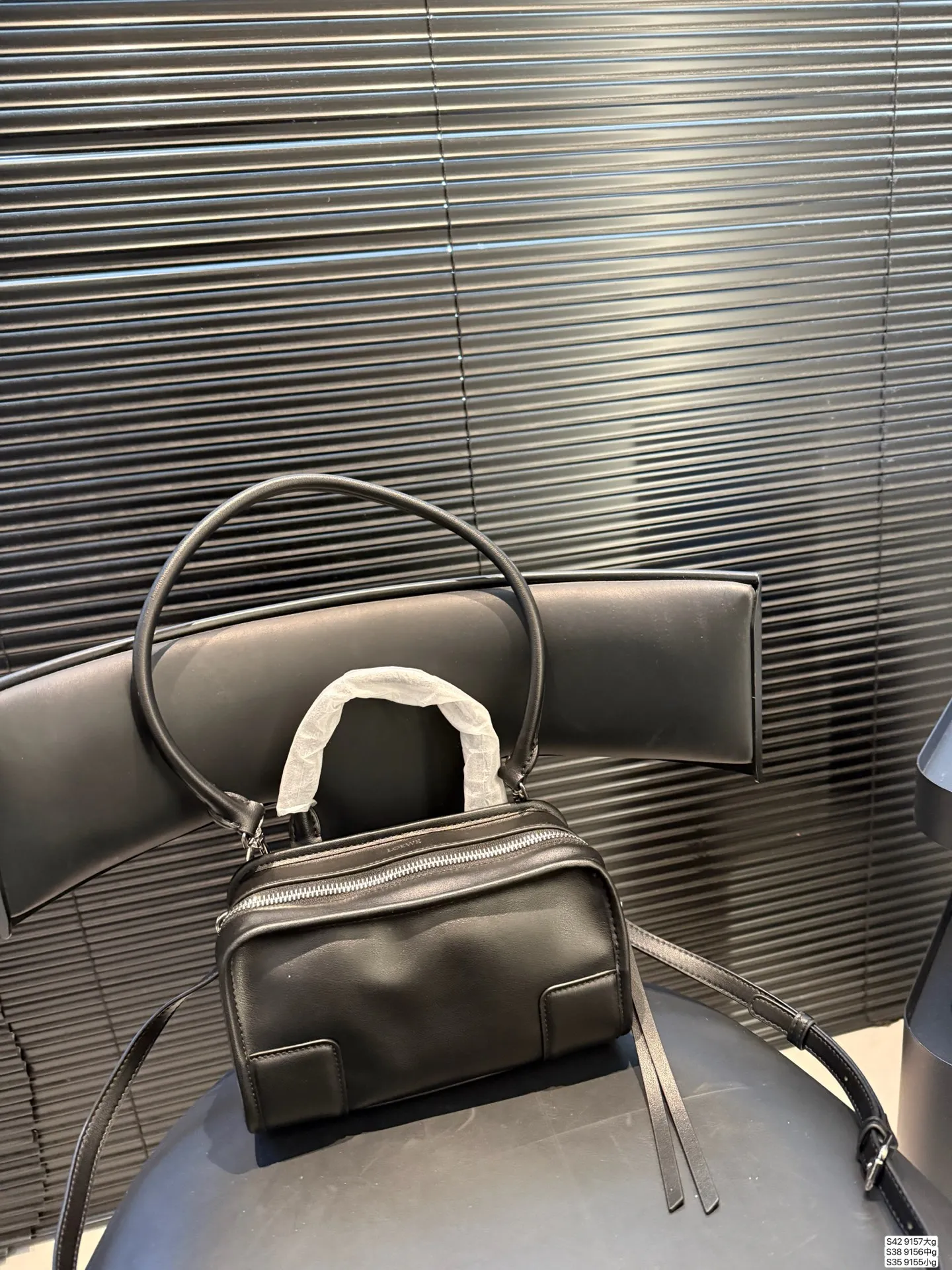 大号P260 中号P240 小号P225 罗意威这只简直太乖了 麂皮包今年冬天简直不要太火 银色loewe小锁也是酷的很 这个还可以加肩带单肩斜挎 一整个就是实用的美包! 尺寸大35 22 中25 19小22 12 货号大9157 中9156 小9155