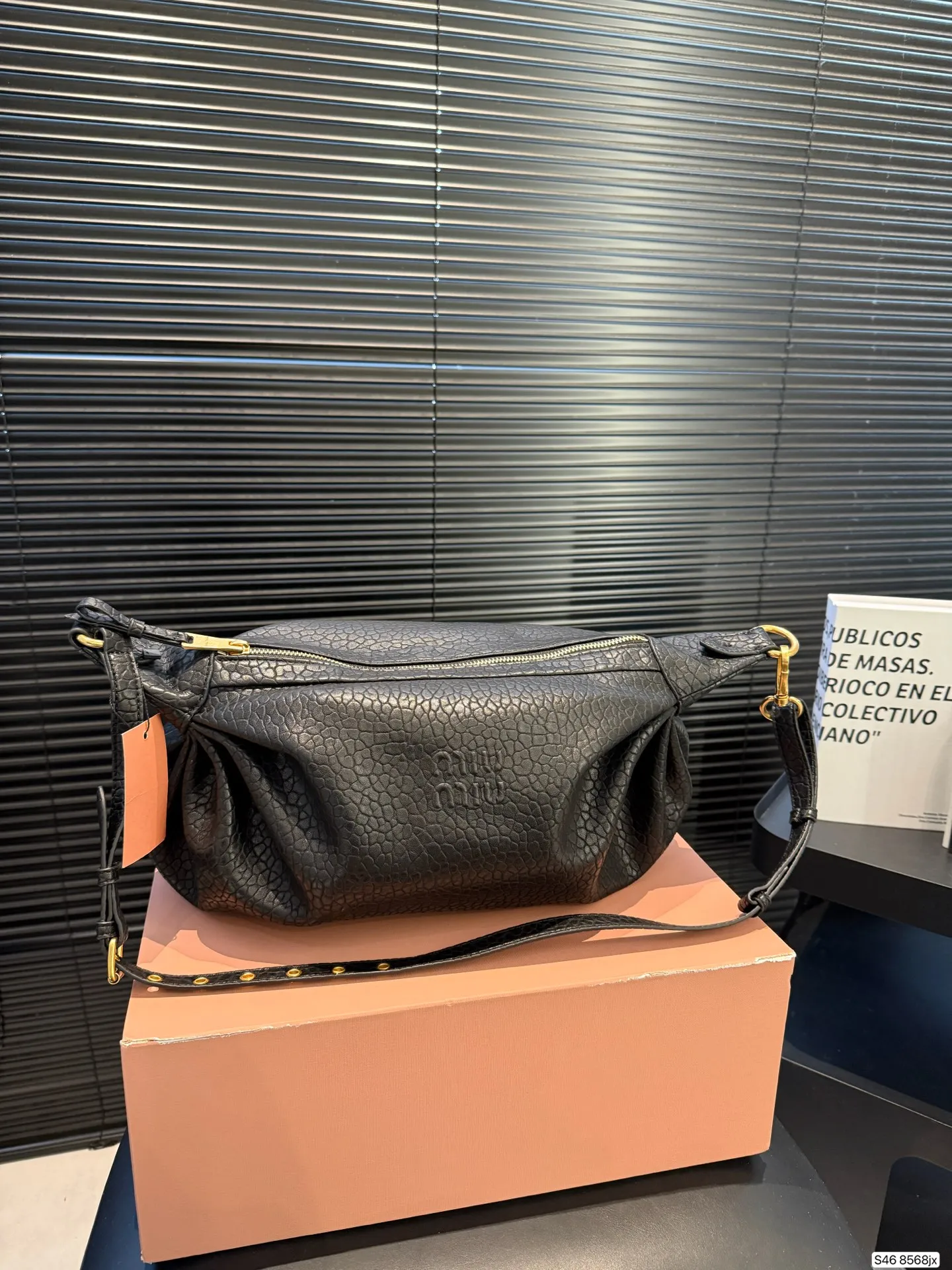 P280 配盒子 不一样的MiuMiu新款包包 MiuMiu新款手袋 Monk 天然纹理小羊皮自然的柔和光泽触感柔软顺滑且富有垂坠感巧妙的舒适感与精致感 尺寸41 24 货号8568