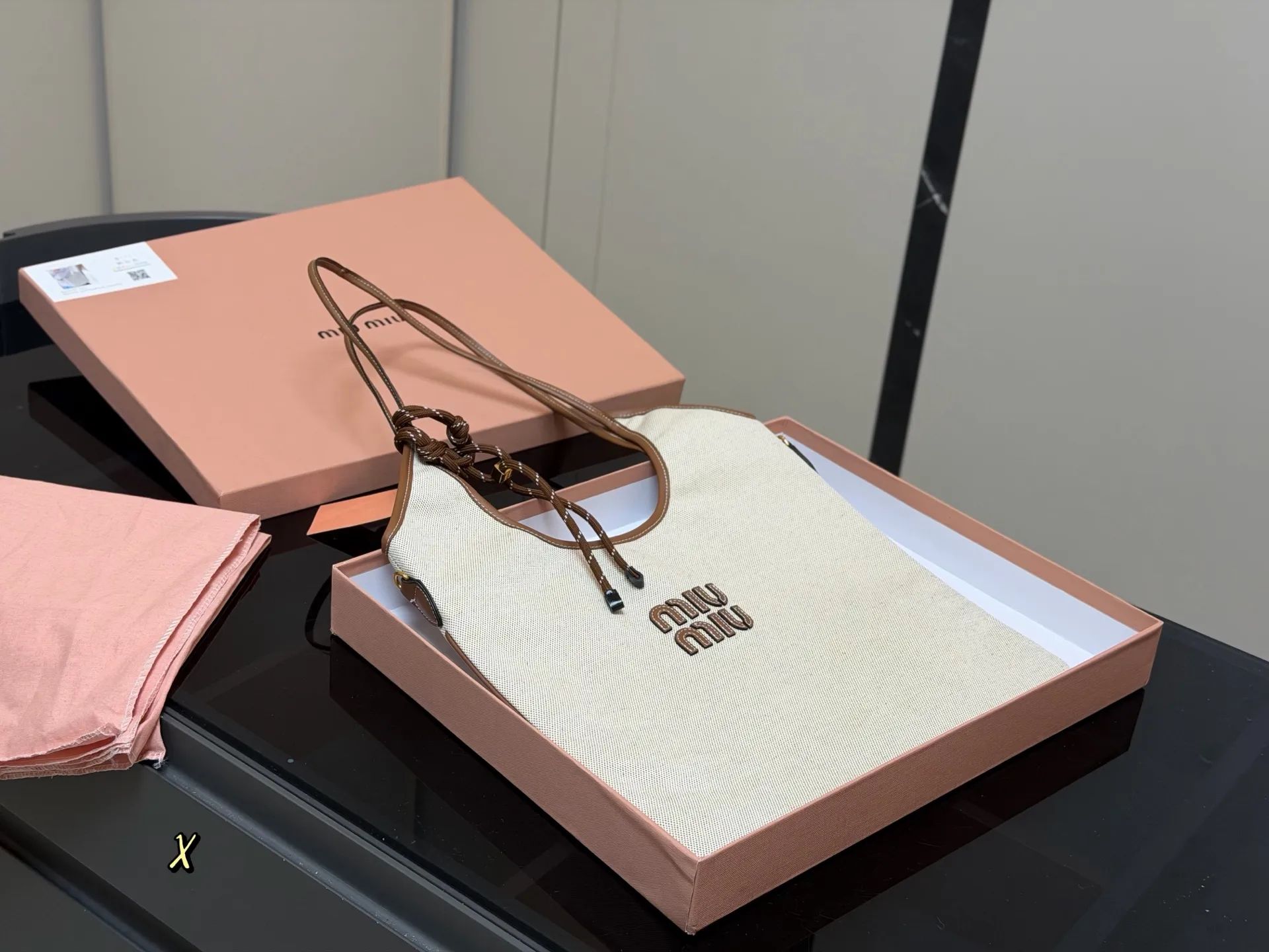 &yen;175 全套包装 size：35*34cm miumiu新款托特tote 今年的风刮的太猛了 老多爆款了！ 这款的版型也太好看了吧！ miumiu准备承包我的夏天吗