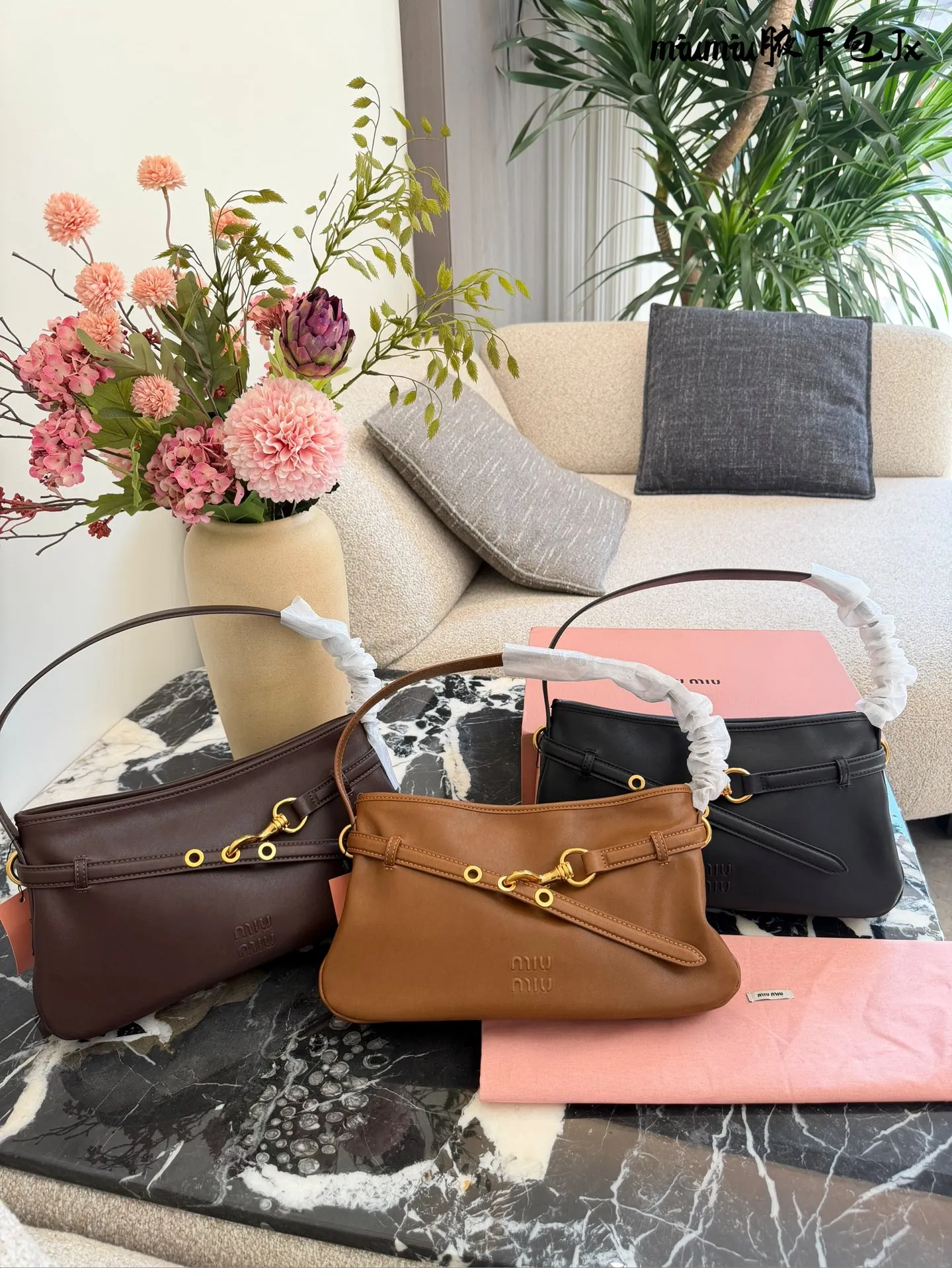 p220 缪缪miumiu新款aventure nappa腋下包 nappa 复古腋下包 又是一个爆款预测!! 33cm配盒子