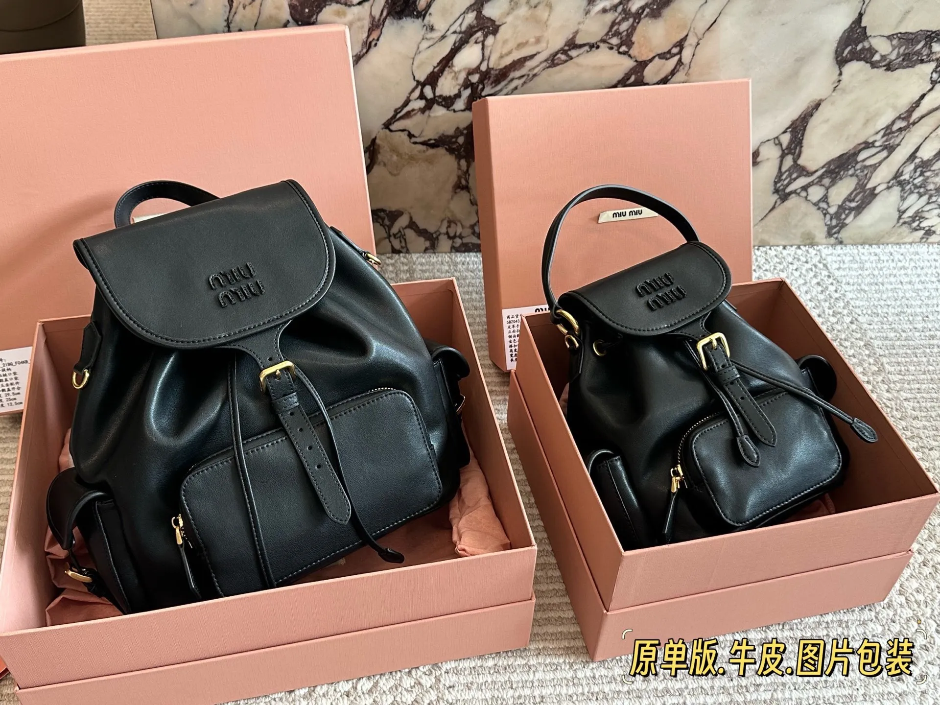 💰285、💰275 miumiu双肩包 又一季特别美丽的MiuMiu 今天去看了Miu Miu 2025春夏系列的预览。尽管上海一夜之间大幅降温，白天阳光依旧非常充沛美丽一就像一 如既往可可爱爱的Miu Miu四 所以下一季的流行风向，自然隐藏在Miu Miu 25春夏的各个角落。尺寸30*30cm/22*21cm