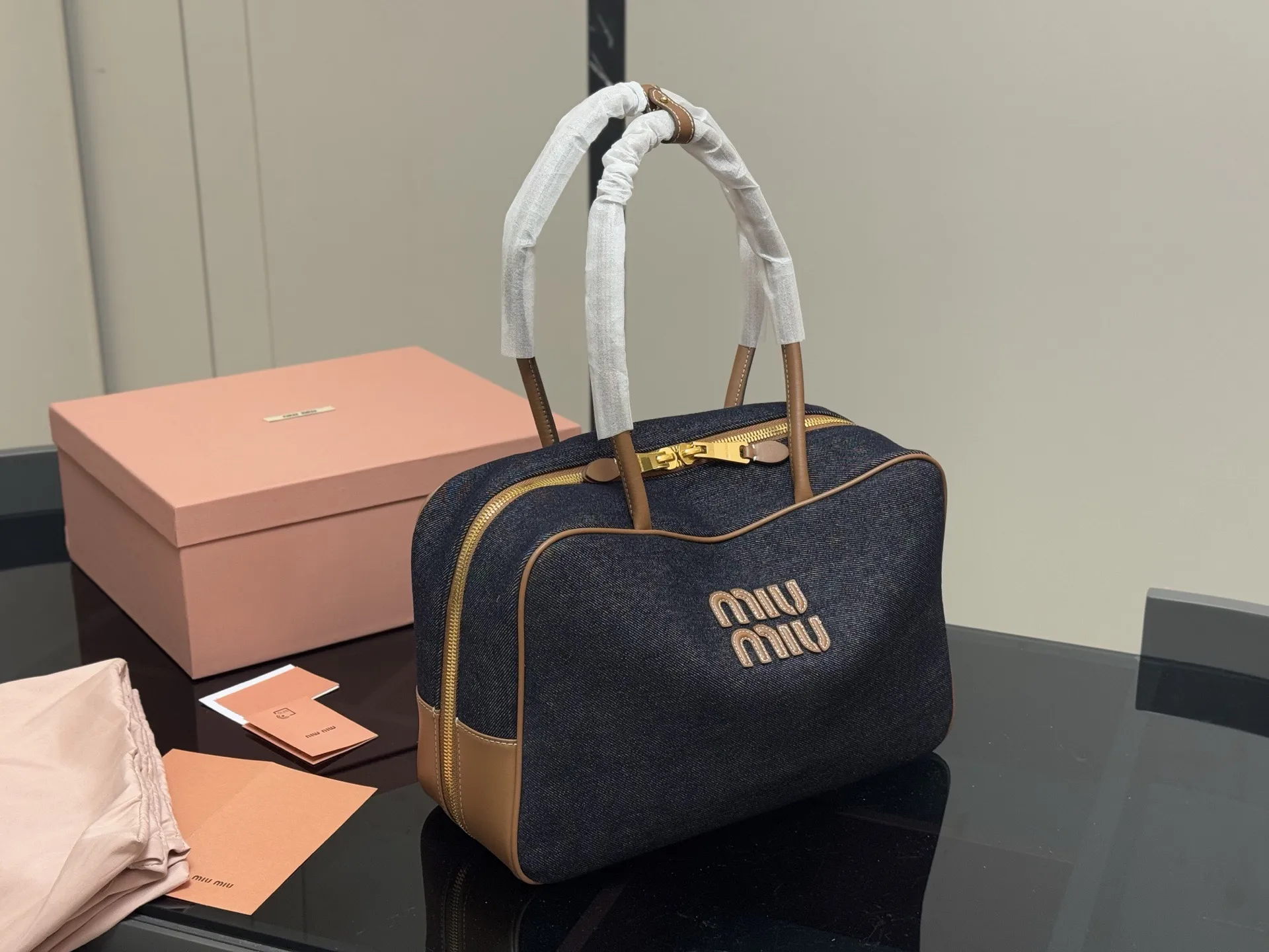 ¥195 无盒 size:35*22cm miumiu保龄球/公文包/ Miu又来抢钱了新款帆布公文包 来咯 ! 背起来都很nice 哦 可手拎也可斜挎! 出场就是miumiu小公主!