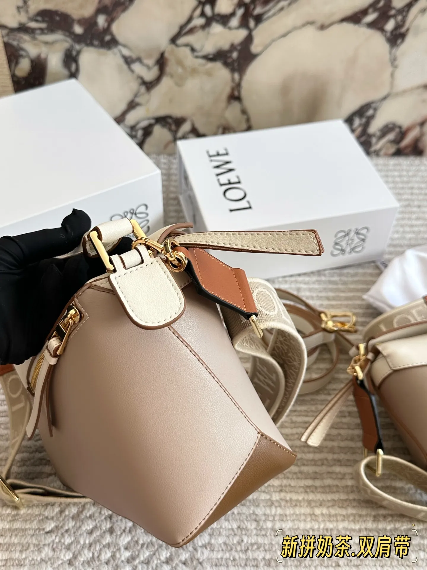 💰 260、💰230 配盒（双肩带） 尺寸：24*15cm（大） 18*10cm（迷你） loewe 几何包puzzle 真心是不能错过的， ⚠️牛皮品质🐂！ 完全hold住！ 罗意威|一根完美的肩带