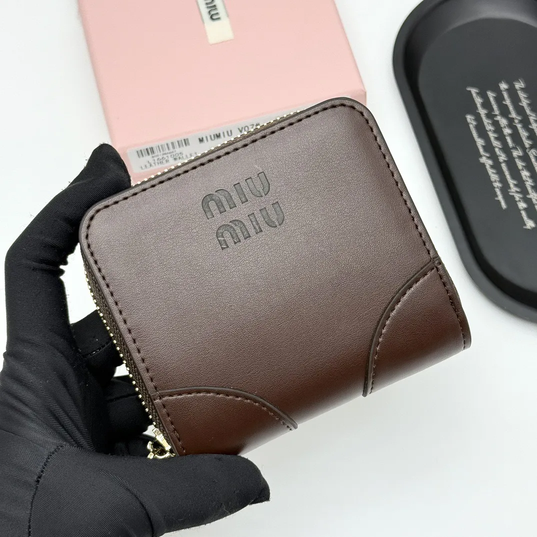 p100🎀miumiu V07🎀颜色 黑色 棕色 咖啡色🎀尺寸：10.5*10*3🎀miumiu专柜最新款火爆登场！采用头层牛皮，做工精致， 媲美专柜！多功能小钱包，超级精致时尚！