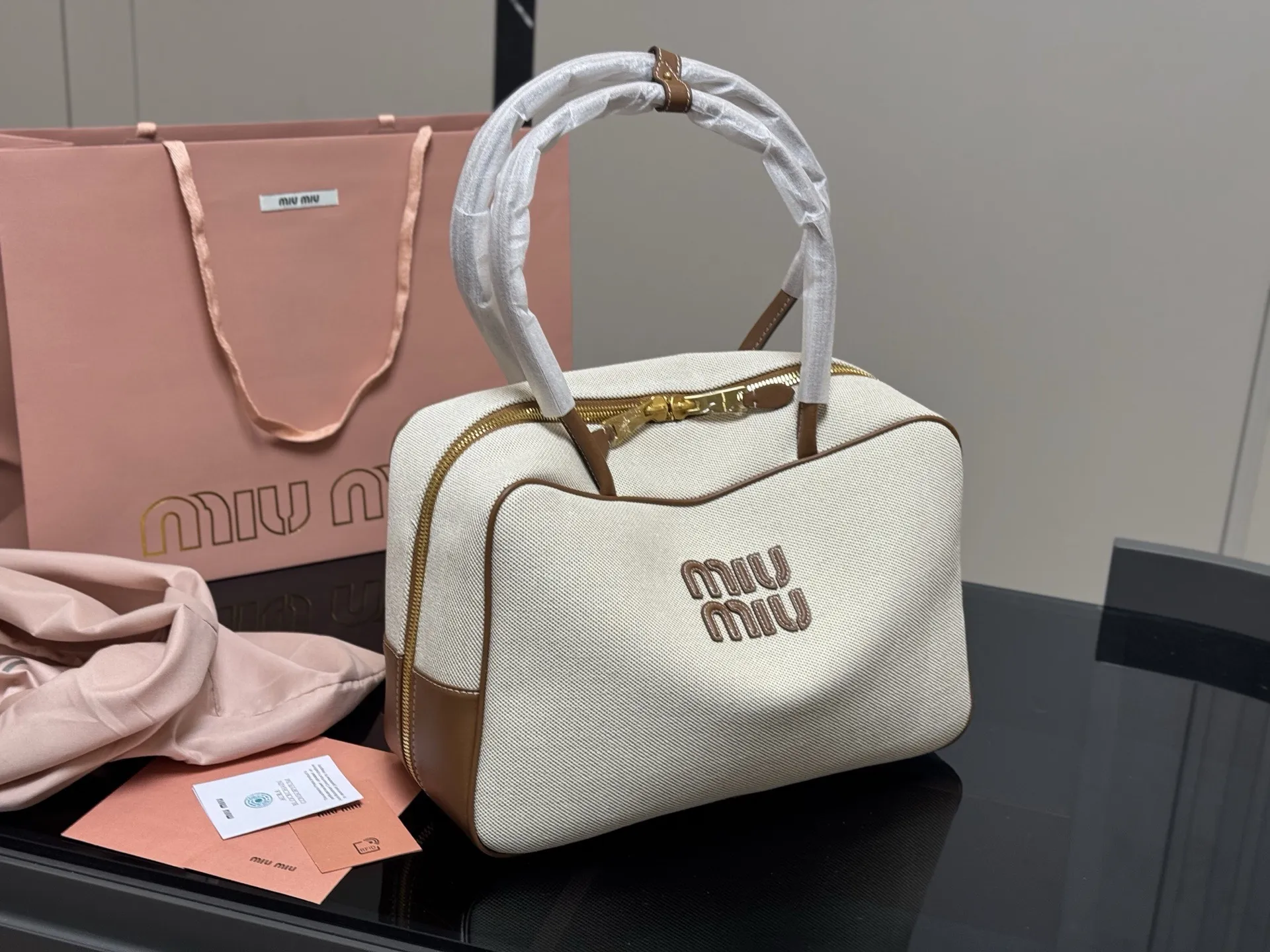 ¥195 无盒 size:35*22cm miumiu保龄球/公文包/ Miu又来抢钱了新款帆布公文包 来咯 ! 背起来都很nice 哦 可手拎也可斜挎! 出场就是miumiu小公主!