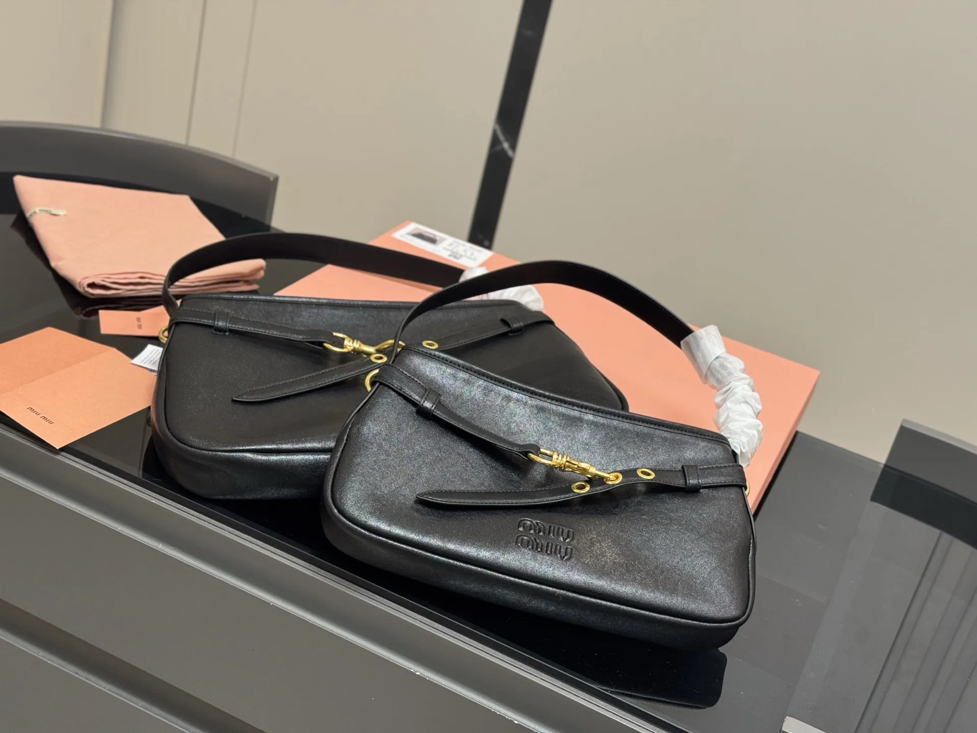 ¥195 ¥200 配盒 Size:34cm 40cm Miumiu2025春夏系列包袋, 包包依旧吸引人~ 隔着屏幕都能感受到皮质的细腻巨巨巨高级感~ aventure nappa腋下包石楠木色看似平平无奇却意外的好搭