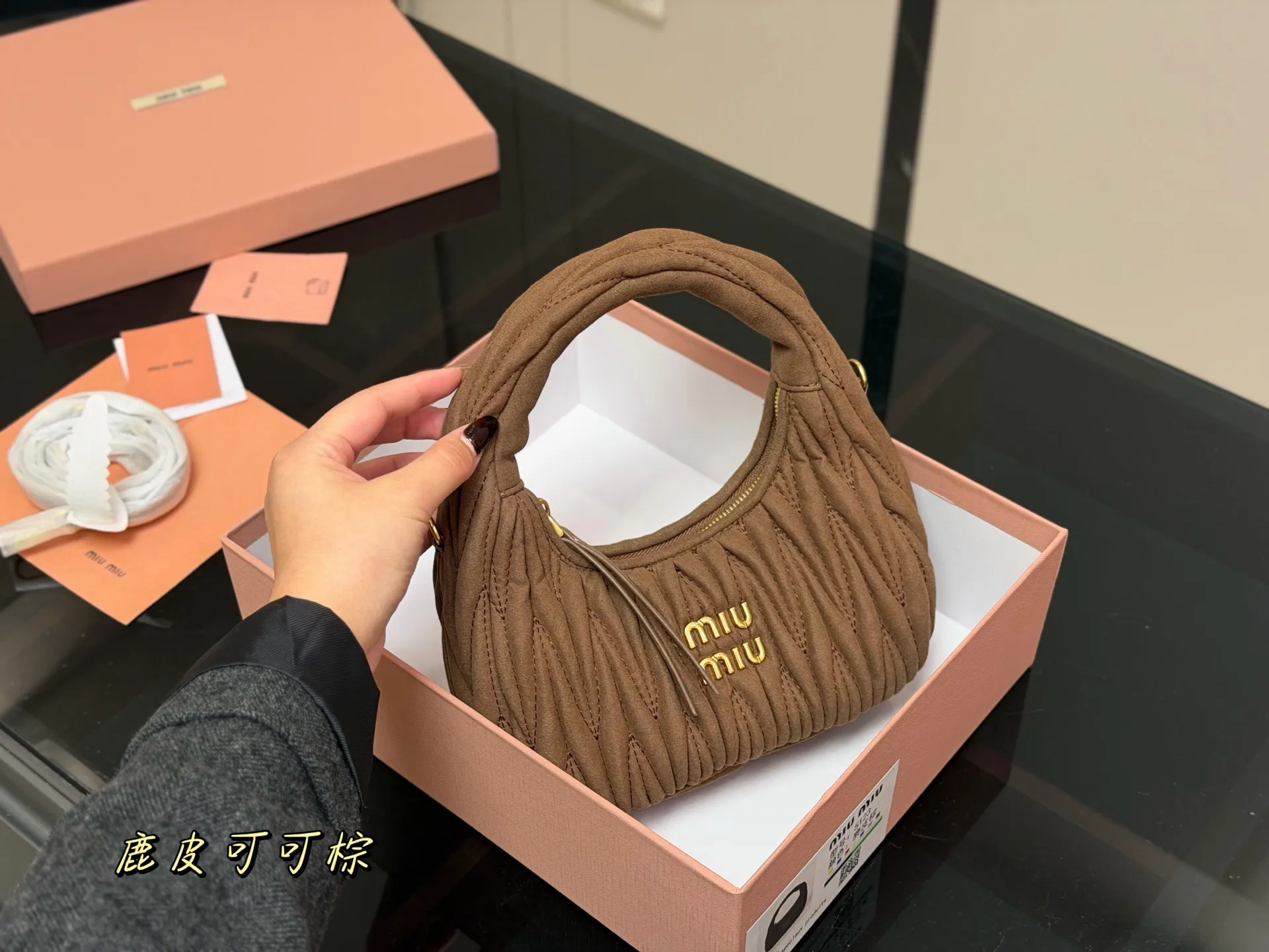 &yen;170 配盒 size：22*11cm 可盐可甜的 MiuMiu 女孩 miumiu wander包包 好搭 什么风格都能驾驭 材质很柔软 容量也非常OK 复古俏皮的hobo包型 是近期几乎天天拿出门的包包！