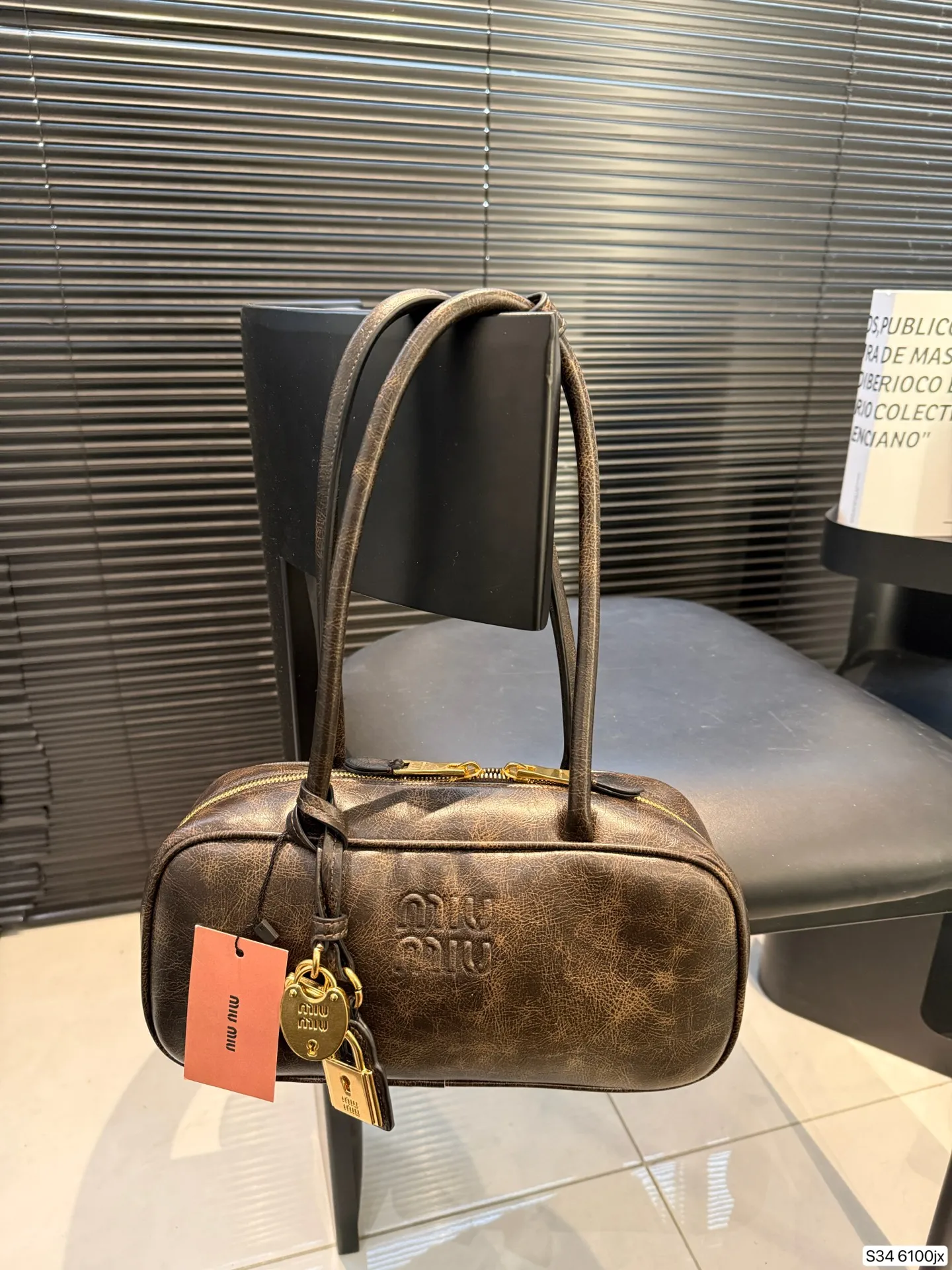 P220 缪缪MIUMIU 保龄球手提包 轻轻松松高级感 包包手感巨好容量也很不赖 简单却又不失华丽 不要觉得会炸眼太高调了什么的 根本不会! 在你的精简穿搭上简直就是点睛之笔 尺寸:27 12 货号6100