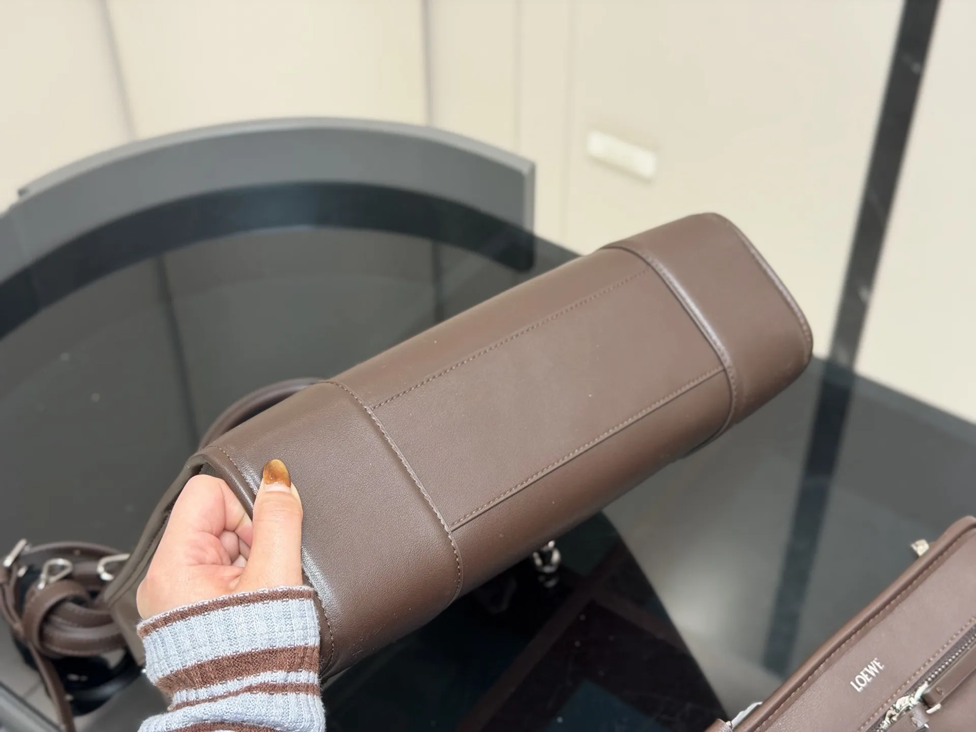 &yen;260 &yen;240 &yen;225 Loewe2026春夏最爱 Amazona180手袋 作为罗意威的皮具DNA载体， 同样完成了传统与创新的衔接。 全新的 Amazona 180手袋以更随性的方式呈现，延续着品牌百年皮革工艺底蕴。超期待这款手袋 尺寸:35cm 25cm 22cm