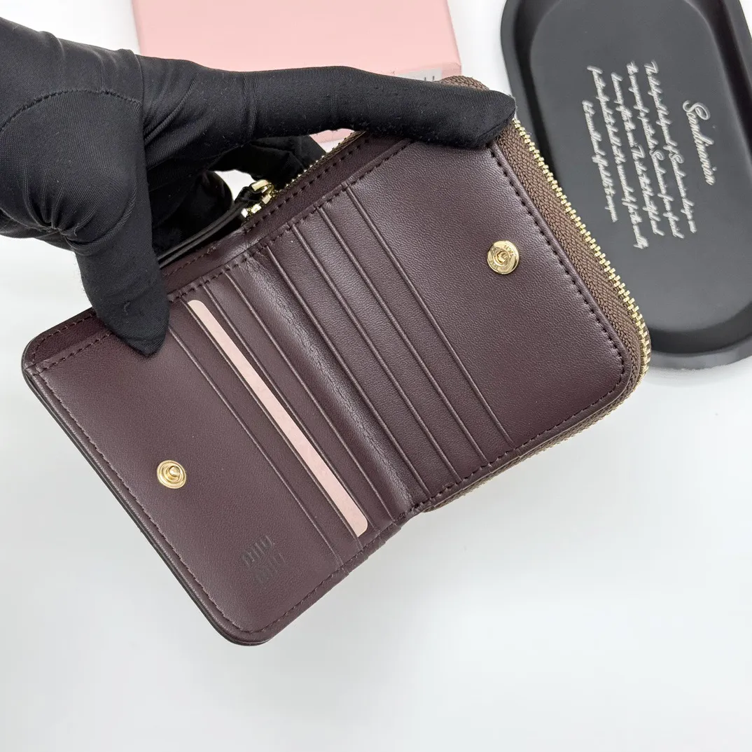 p100🎀miumiu V07🎀颜色 黑色 棕色 咖啡色🎀尺寸：10.5*10*3🎀miumiu专柜最新款火爆登场！采用头层牛皮，做工精致， 媲美专柜！多功能小钱包，超级精致时尚！