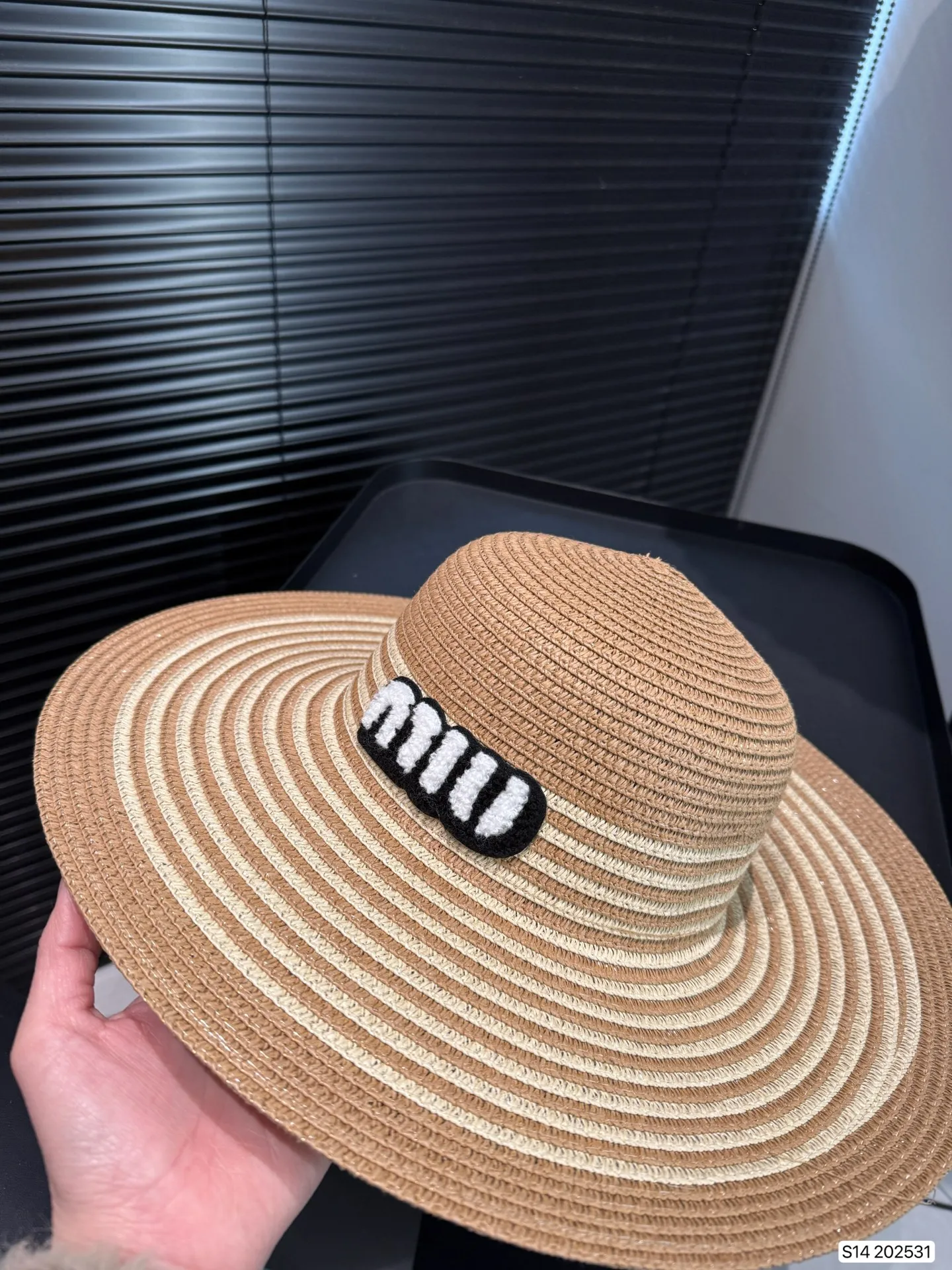 P120 缪缪miumiu 编织包➕编织帽组合 夏季新款草编包Basket Bag 菜篮子 编织拼皮购物袋沙滩🏖️度假⛱️手提包。尺寸26 29 货号202531