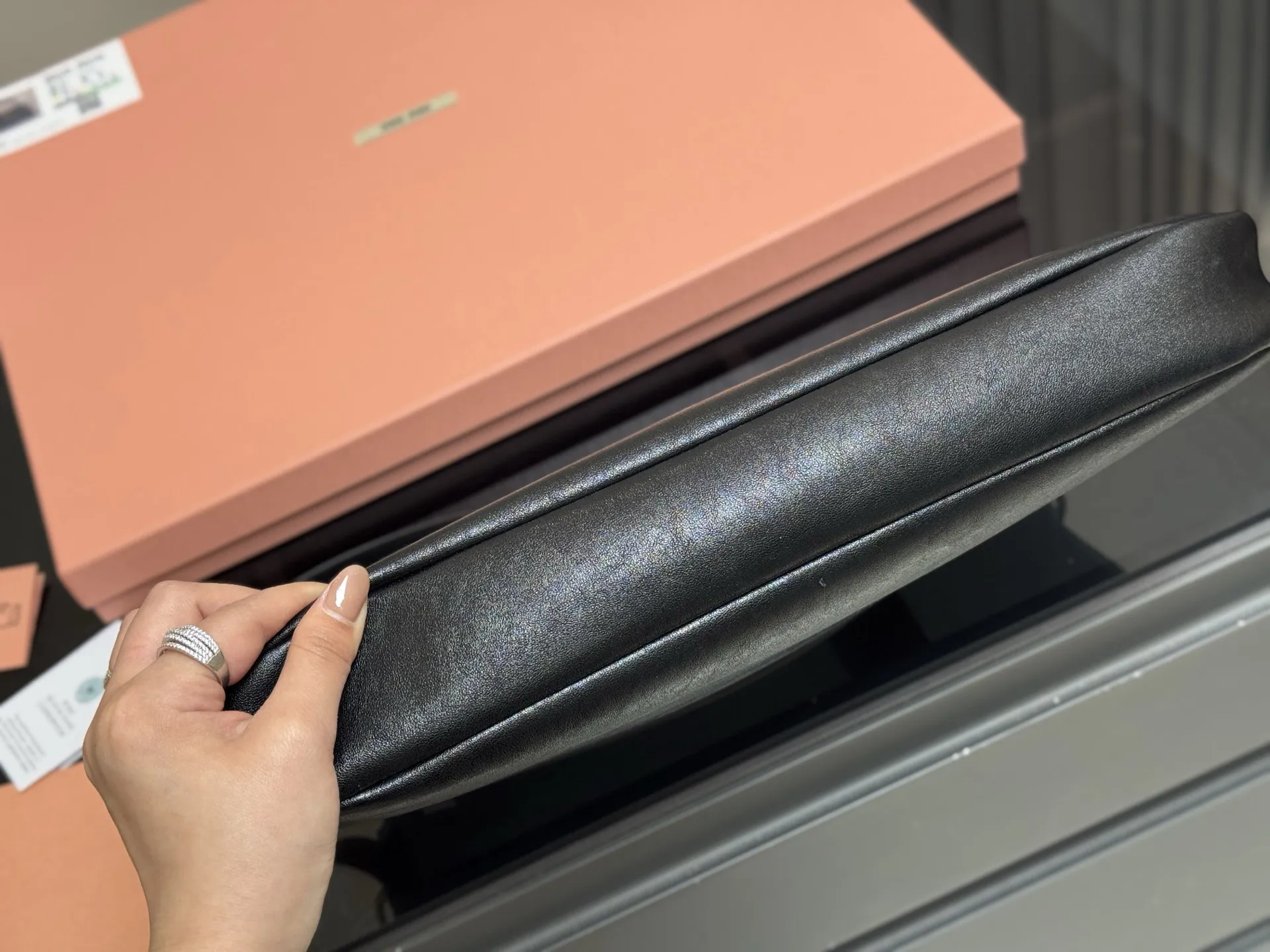 &yen;195 &yen;200 配盒 Size:34cm 40cm Miumiu2025春夏系列包袋， 包包依旧吸引人~ 隔着屏幕都能感受到皮质的细腻巨巨巨高级感～ aventure nappa腋下包石楠木色看似平平无奇却意外的好搭