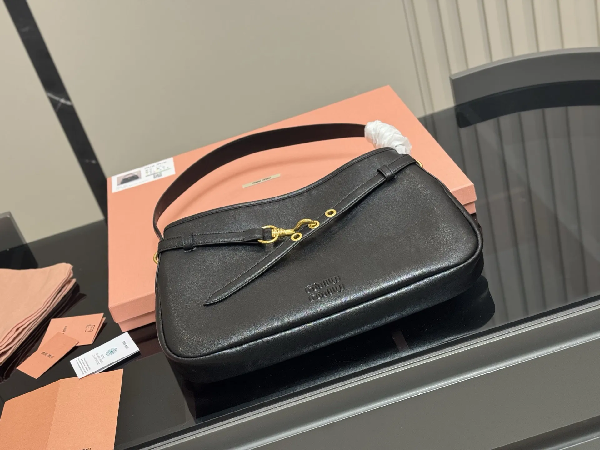 &yen;195 &yen;200 配盒 Size:34cm 40cm Miumiu2025春夏系列包袋， 包包依旧吸引人~ 隔着屏幕都能感受到皮质的细腻巨巨巨高级感～ aventure nappa腋下包石楠木色看似平平无奇却意外的好搭