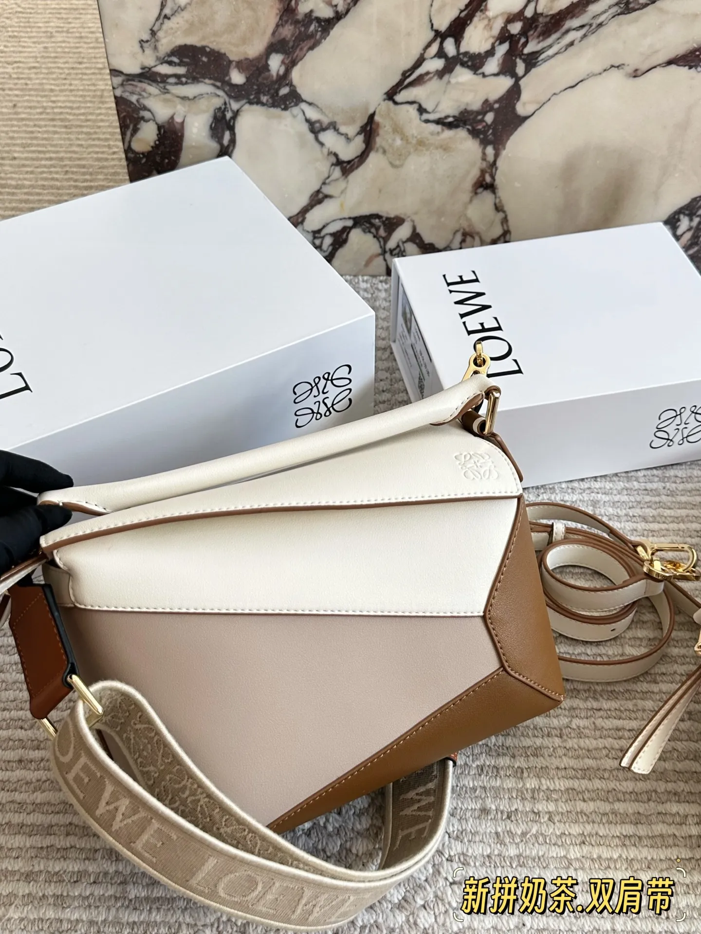 💰 260、💰230 配盒(双肩带) 尺寸:24*15cm(大) 18*10cm(迷你) loewe 几何包puzzle 真心是不能错过的, ⚠️牛皮品质🐂! 完全hold住! 罗意威|一根完美的肩带