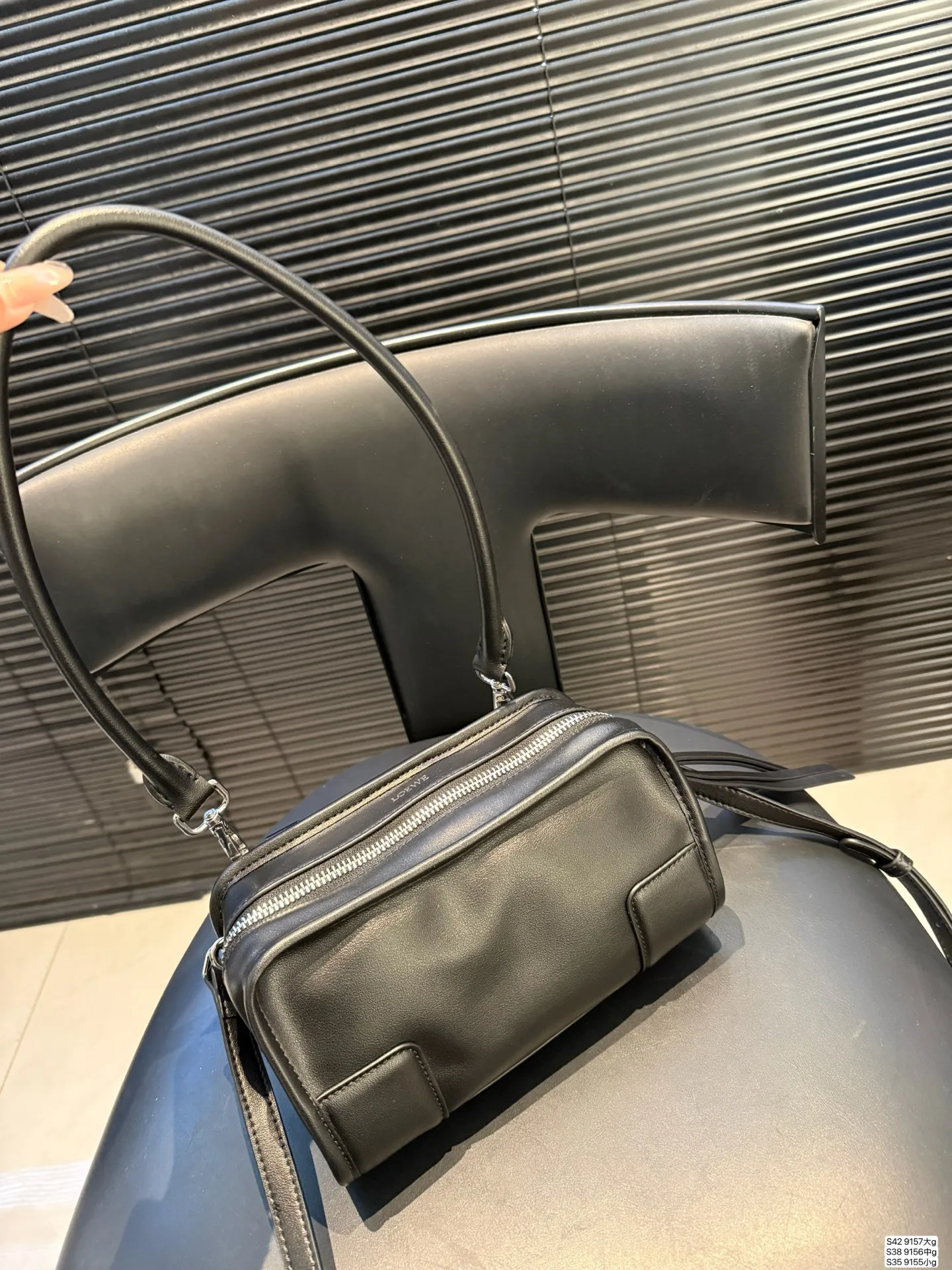 大号P260 中号P240 小号P225 罗意威这只简直太乖了 麂皮包今年冬天简直不要太火 银色loewe小锁也是酷的很 这个还可以加肩带单肩斜挎 一整个就是实用的美包！ 尺寸大35 22 中25 19小22 12 货号大9157 中9156 小9155