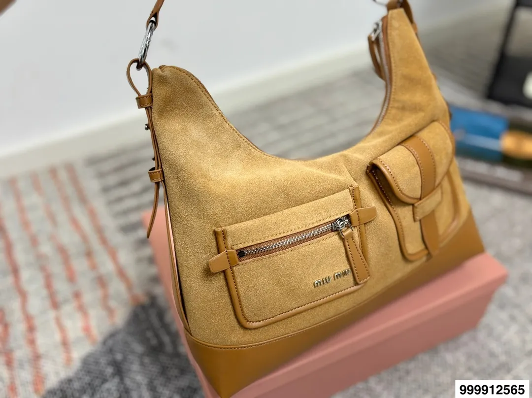 p175 超纤密封包装 缪缪腋下 miumiu特别的包包。大多包型的设计都是偏简单、基础的,只是当时颜色和材质的运用,让人觉得每款包包都有一个创意点 #miumiu #腰包 #MIUMIU # 尺寸35 24