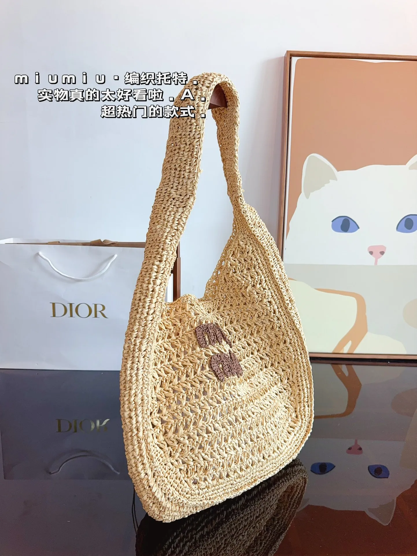 p160 miumiu 草编单肩包. 草编包的趋势再度袭卷而来,轻松成为本季新 宠!不论日常出游或是假日逛街,出镜率超高的包 款总让人联想到温暖的季节和愜意海滩时光。由拉 菲草编织而成,质地清新自然,从视觉到触感都自带夏日风情,为结构感鲜明的包款注入优雅精髓。尺寸:36*32cm