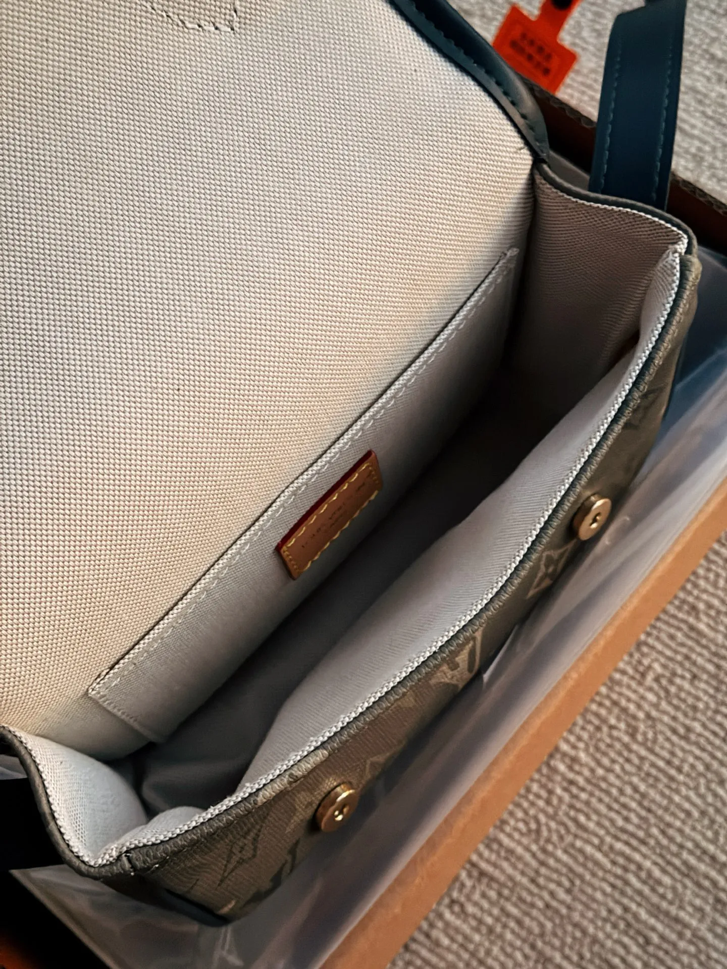 💰200 配盒 全钢五金 size:20*14cm L家 邮差包男包新品! 新款的 绿色Satchel小邮差包 不大不小容量还十分可观!!!自带复古学院气息!很有vintage的感觉!九月份新款买它就够了!!!!