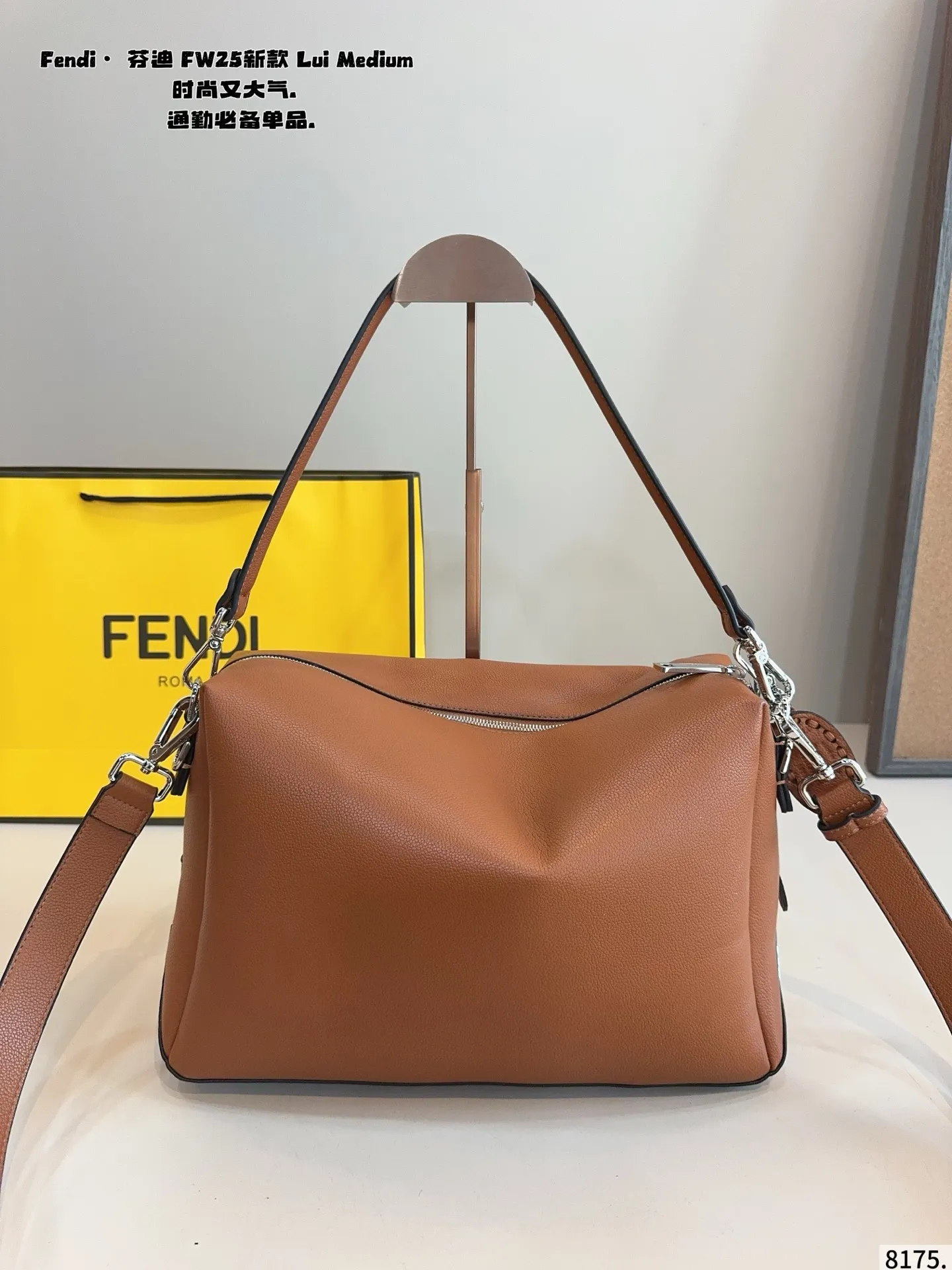 p185 罗意威 FW25新款 Lui Medium 绵密的手感，轻便的包包 很有质感 可盐可甜 上身绝美 无可比拟 是每个追求漂亮的女孩必入单品尺寸：32*12*22cm