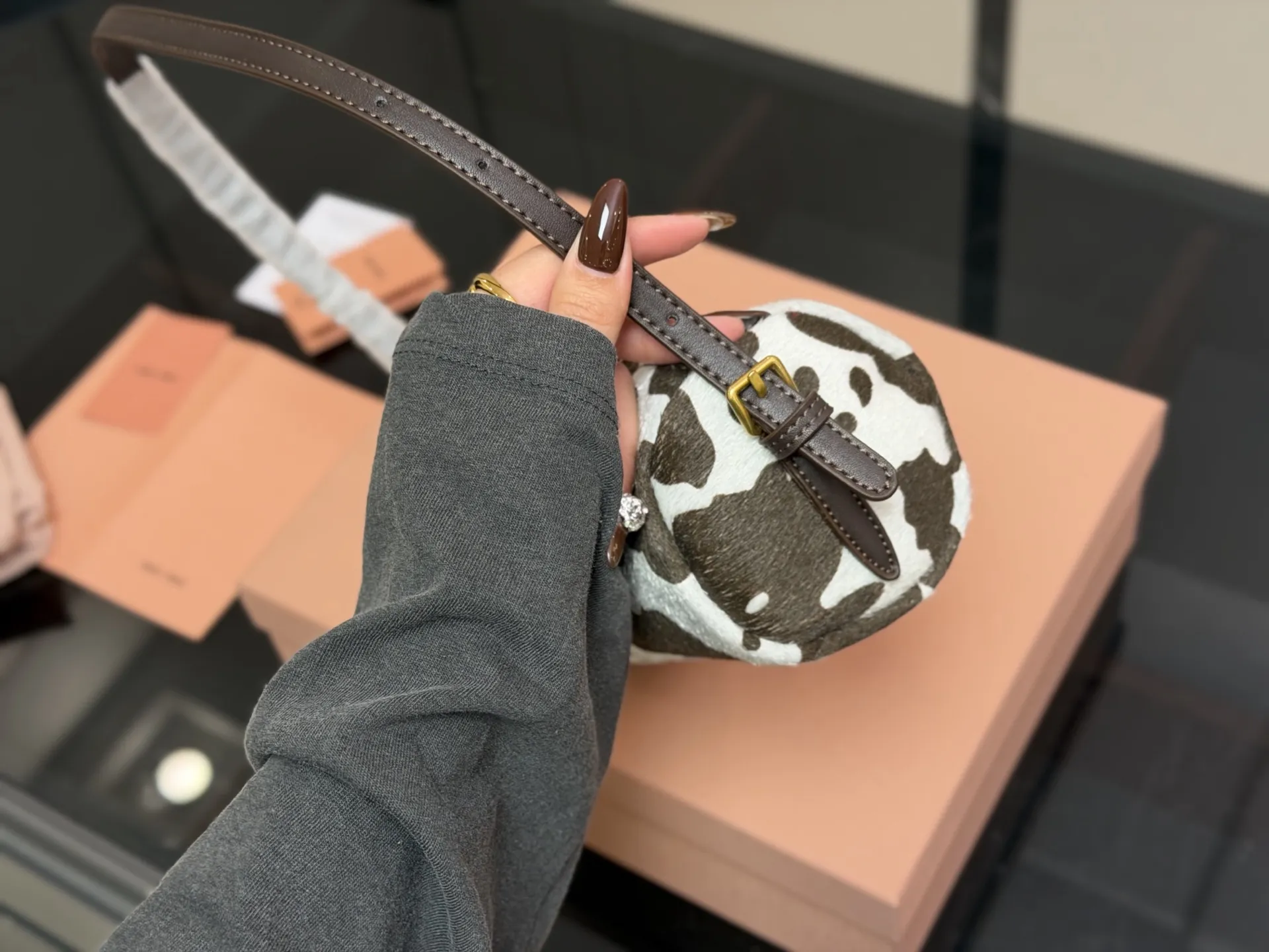 ¥120 配礼盒 size:23*19cm miumiu的笔筒包 性价比也太高了! 麂皮质感超软糯 每个色都像从韩剧女主衣柜偷出来的