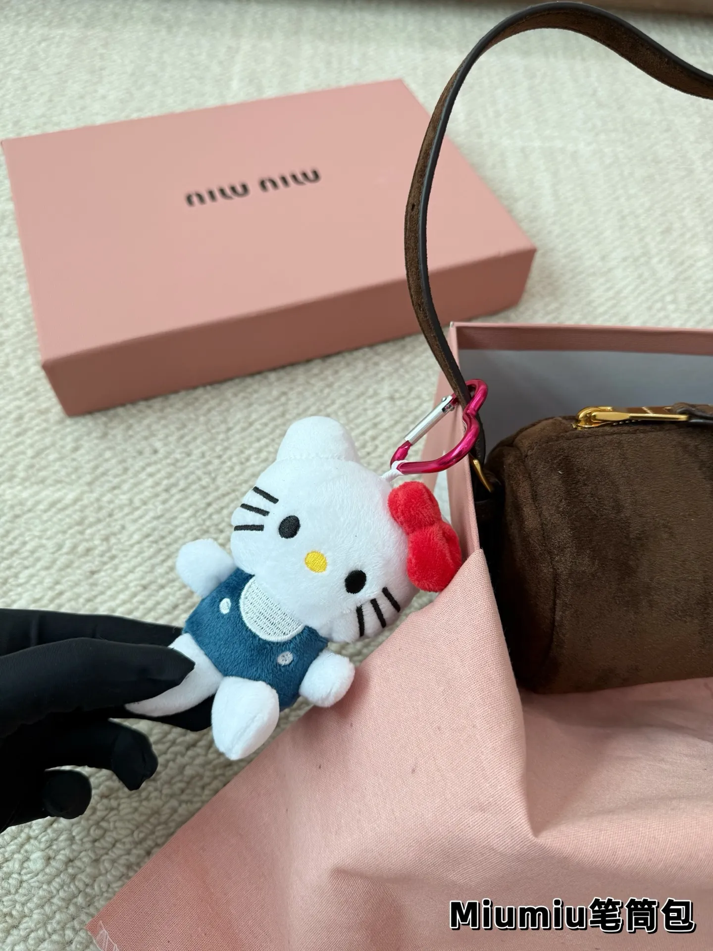 P160 麂皮 别怪我没提醒❗️MiuMiu最性价比小包包 夏天当然是要背迷你小包包啦！ 哪个女孩能抵挡住迷你小笔筒包的诱惑～ 日常好装东西出门的腋下小包👛 小羊皮和翻毛皮都有噢～关键是性价比超高～