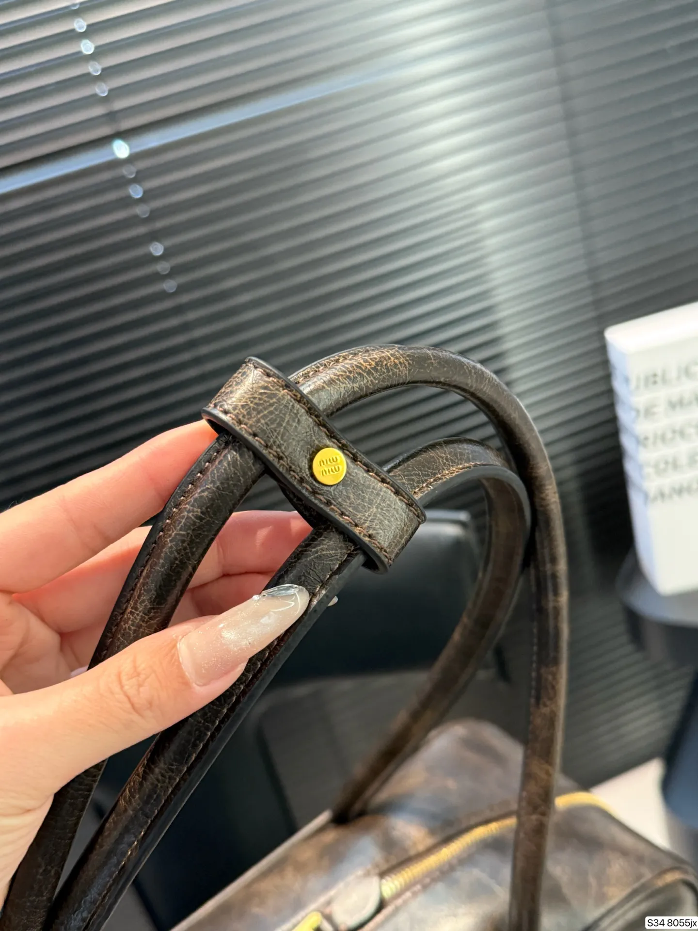 P220 缪缪MIUMIU 保龄球手提包 轻轻松松高级感 包包手感巨好容量也很不赖 简单却又不失华丽 不要觉得会炸眼太高调了什么的 根本不会！ 在你的精简穿搭上简直就是点睛之笔 尺寸：34 23 货号8055