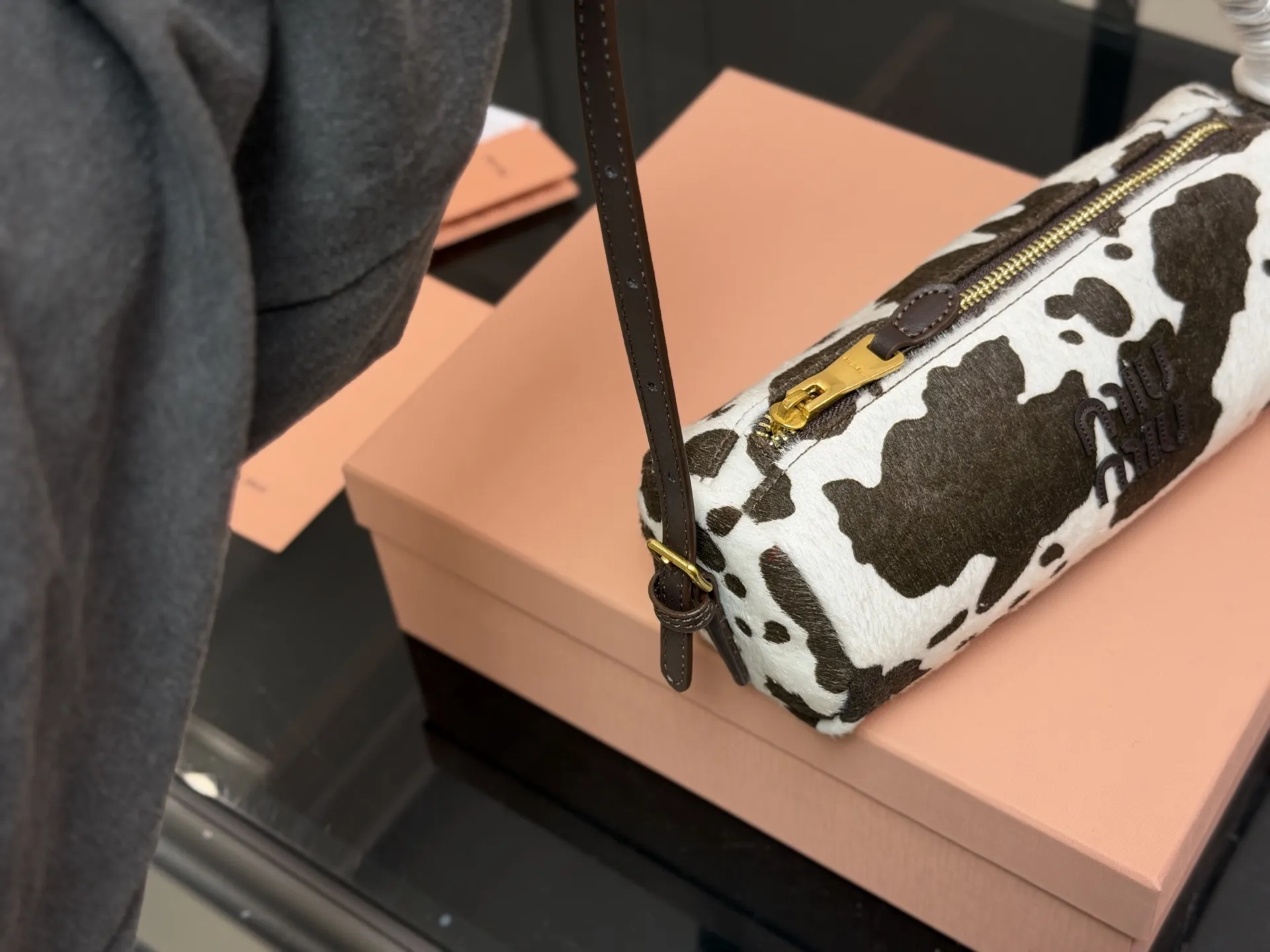 ¥120 配礼盒 size:23*19cm miumiu的笔筒包 性价比也太高了! 麂皮质感超软糯 每个色都像从韩剧女主衣柜偷出来的