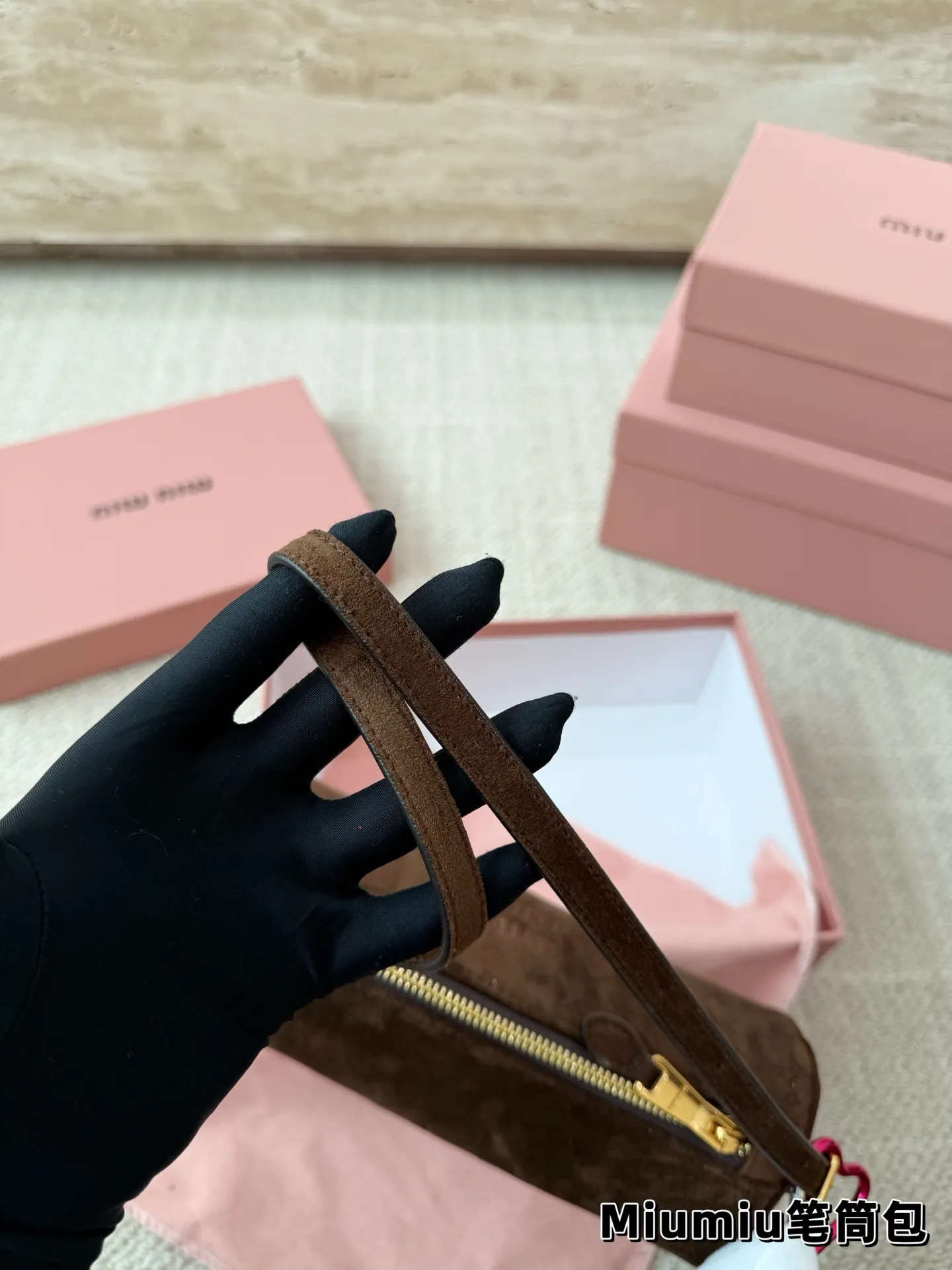P160 麂皮 别怪我没提醒❗️MiuMiu最性价比小包包 夏天当然是要背迷你小包包啦! 哪个女孩能抵挡住迷你小笔筒包的诱惑~ 日常好装东西出门的腋下小包👛 小羊皮和翻毛皮都有噢~关键是性价比超高~