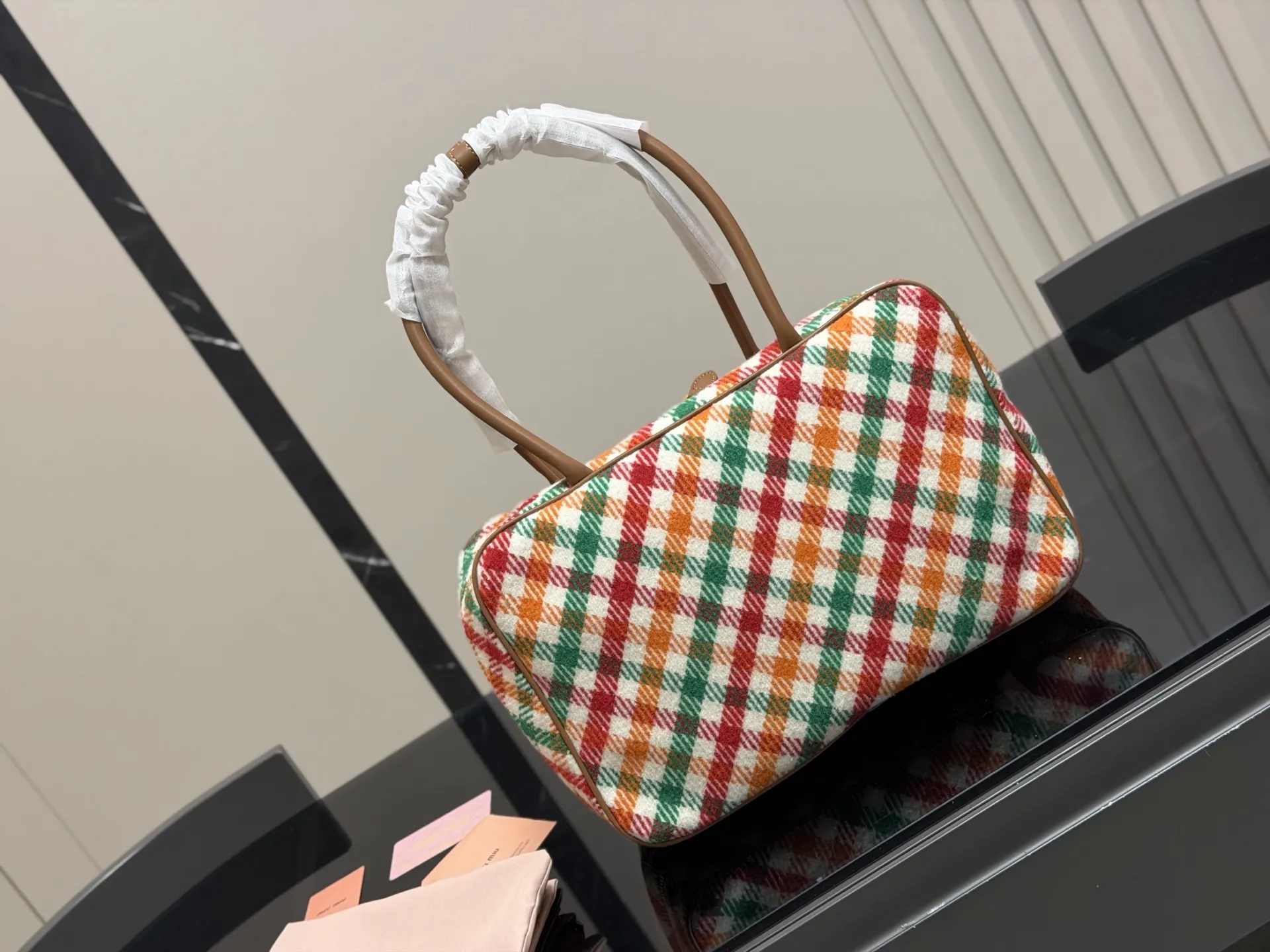 ¥170 无盒 size:35*22cm miumiu保龄球/公文包/ 采用小牛皮 皮质光滑细腻柔软, 棉质缎面衬里。 背起来都很nice 哦 可手拎也可斜挎! 出场就是miumiu小公主!