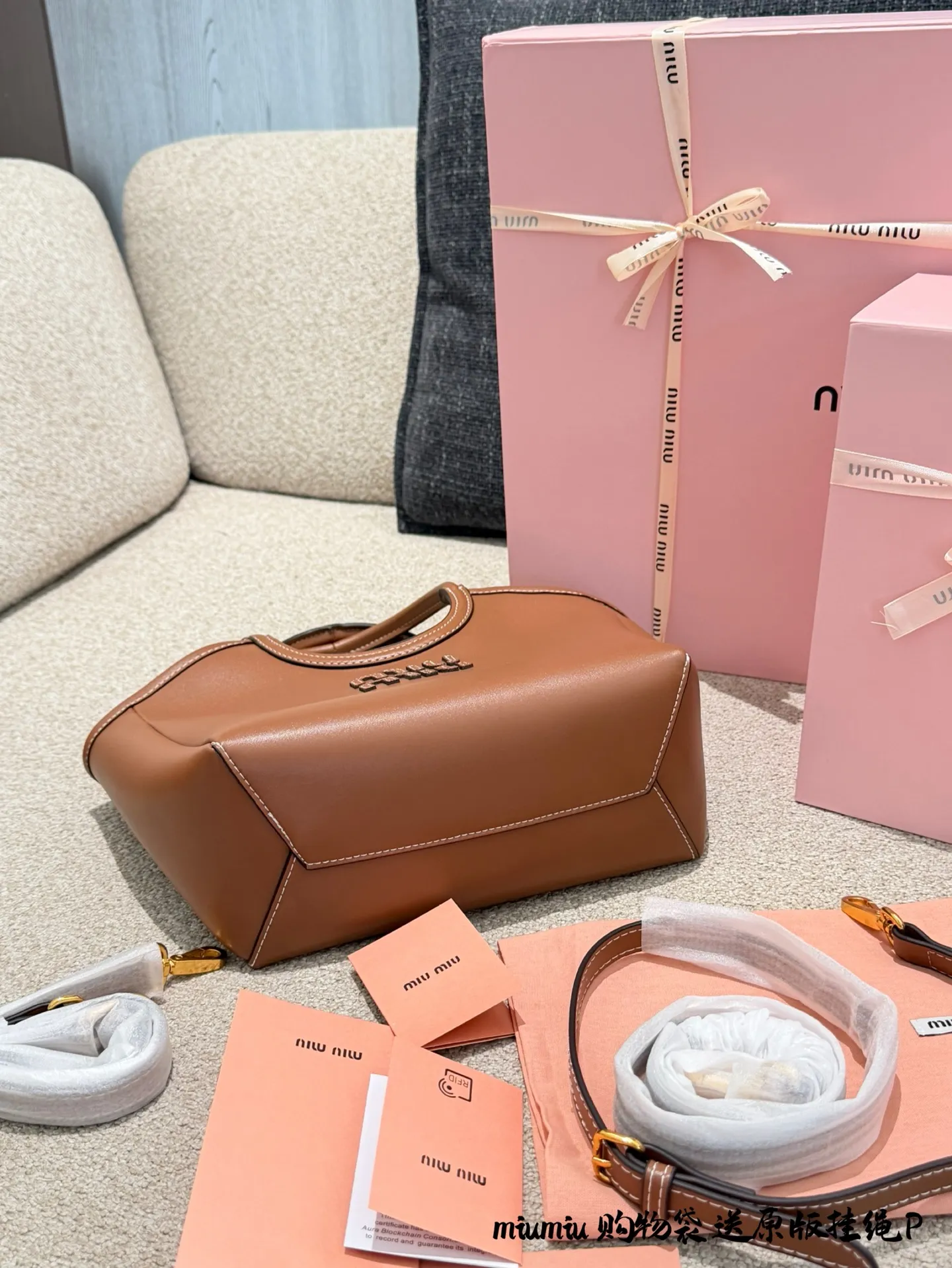 p190p200送原版挂绳 miumiu购物袋 缪缪的设计师太懂女生了吧 审美也太好看了 小羊皮材质 简直爱不释手 买了好几款 统统被中草 25cm配盒子 35cm配盒子