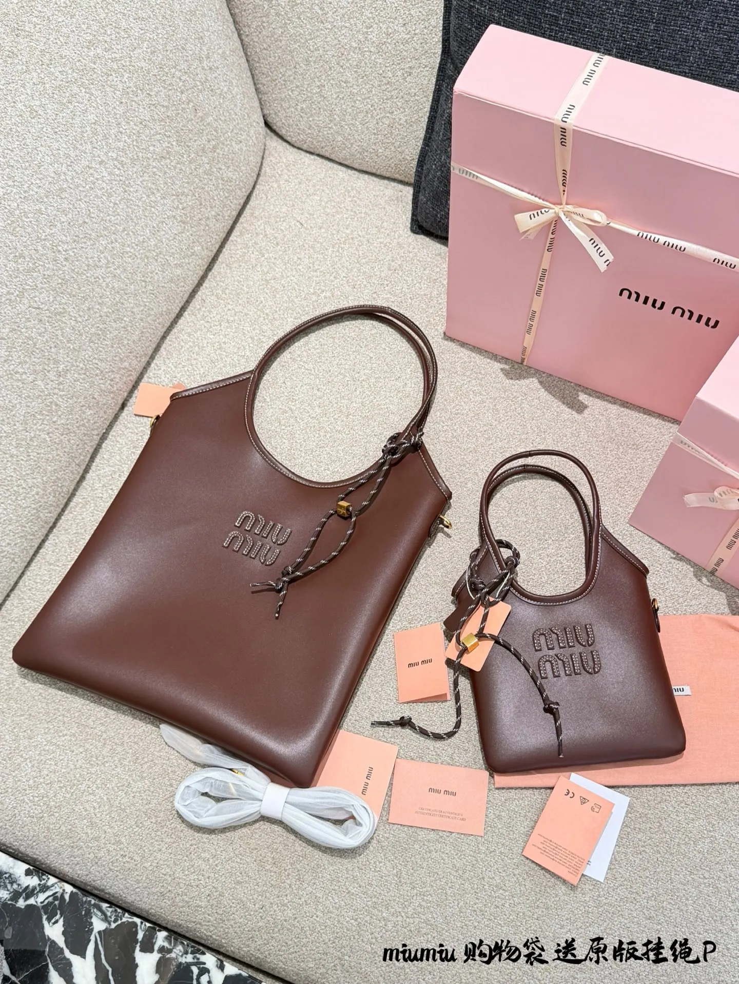 p150p180 miumiu托特👜秋冬必入高级感拉满! 牛皮质感也太绝了吧! 软乎乎却超有型~通勤逛街两不误 容量惊人还轻便✨ 随便一拎就自带时髦滤镜 姐妹们冲这只! 真的百搭到哭😭 15cm28cm底长配盒子送挂件
