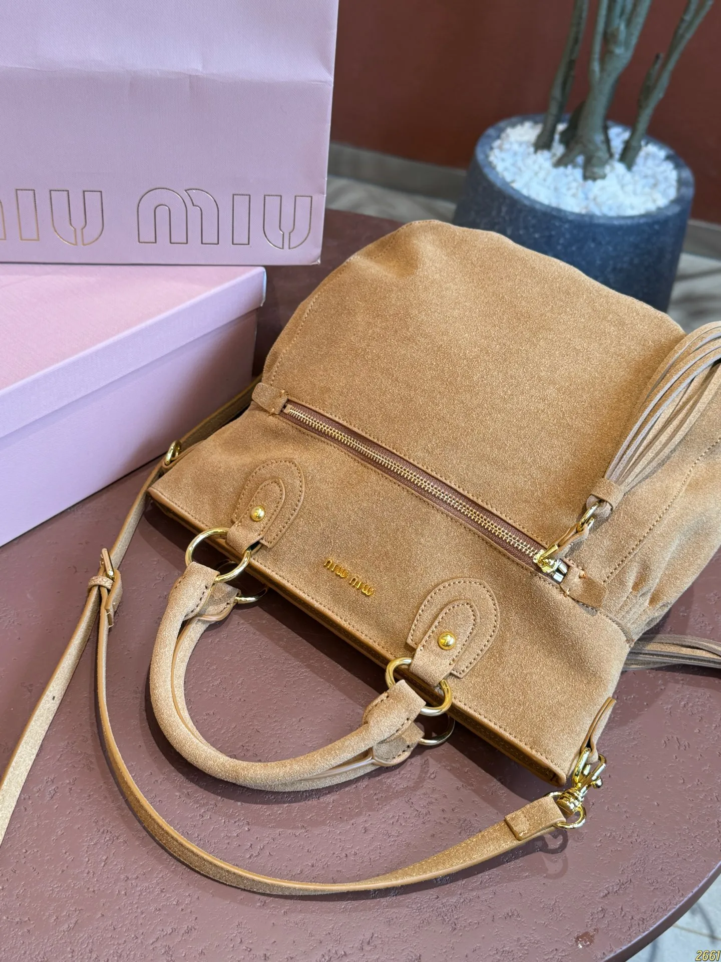 ¥200配折叠盒⚠️尺寸30*26 MIUMIU Aventure麂皮托特包 简洁大方的设计,既能装下日常出行的必需品又能作为造型的点睛之笔,提升整体的高级感出道即巅峰!!时髦精被迷住了新款托特tote质感无敌了!