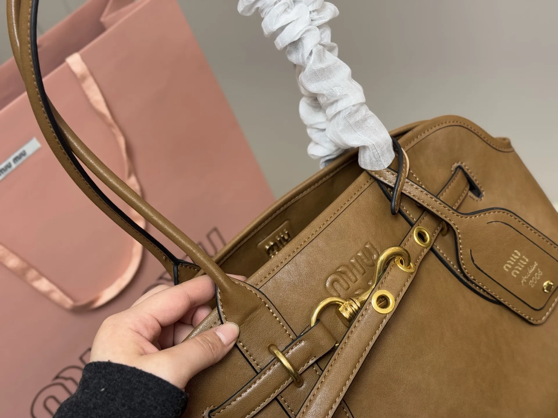 &yen;235 原版 size：41.31cm miumiu 中古托特包包， 特别喜欢这个的设计！ miumiu的坑真的好仙女好好看！ 真的很有质感！ 可斜挎可手拿可单肩， 日常约会出行简单好搭配。