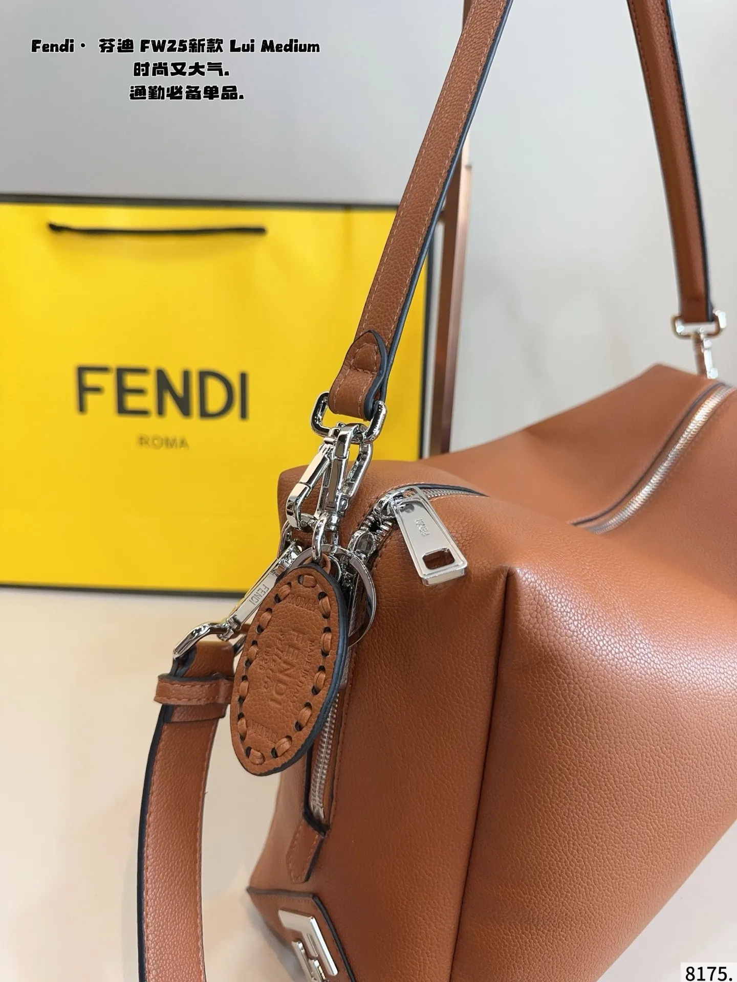 p185 罗意威 FW25新款 Lui Medium 绵密的手感,轻便的包包 很有质感 可盐可甜 上身绝美 无可比拟 是每个追求漂亮的女孩必入单品尺寸:32*12*22cm