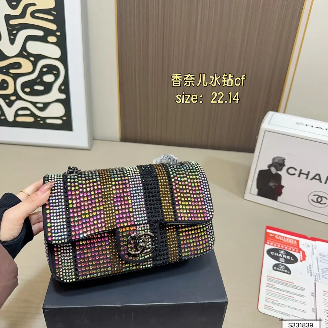 💰155 折叠盒 Chanel香奈儿水钻CF 独特设计 又酷又飒低调的奢华 可盐可甜 极致美感 绝美女孩就是你 尺寸： 22 14