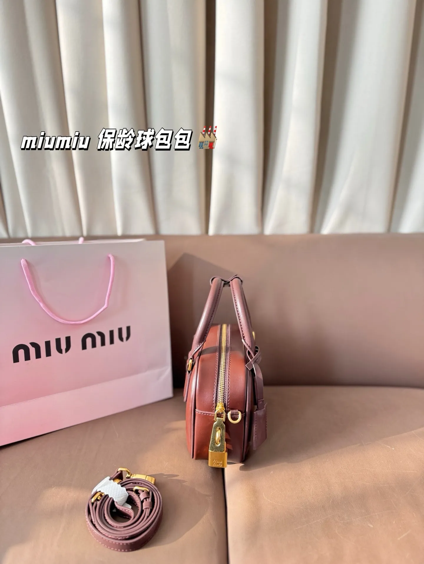 P225 缪缪 可盐可甜的女孩 miumiu 保龄球包包 好搭 什么风格都能驾驭 材质很柔软 容量也非常OK 复古俏皮的hobo包型 是近期几乎天天拿出门的包包！ 尺寸：21*14