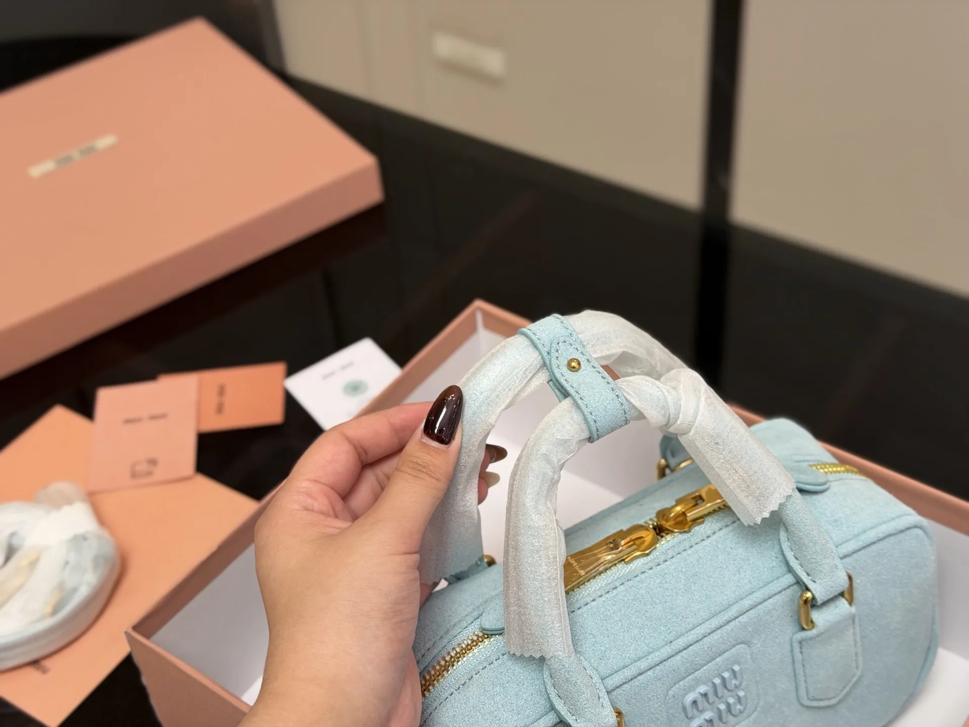 ¥200 升级版配盒 size:23*12cm miumiu保龄球 新尺寸‼️ 很难不爱啊啊! 这个尺寸很难不动心哦! 可手拎也可斜挎 容量足足的~~ 出场就是miumiu小公主!