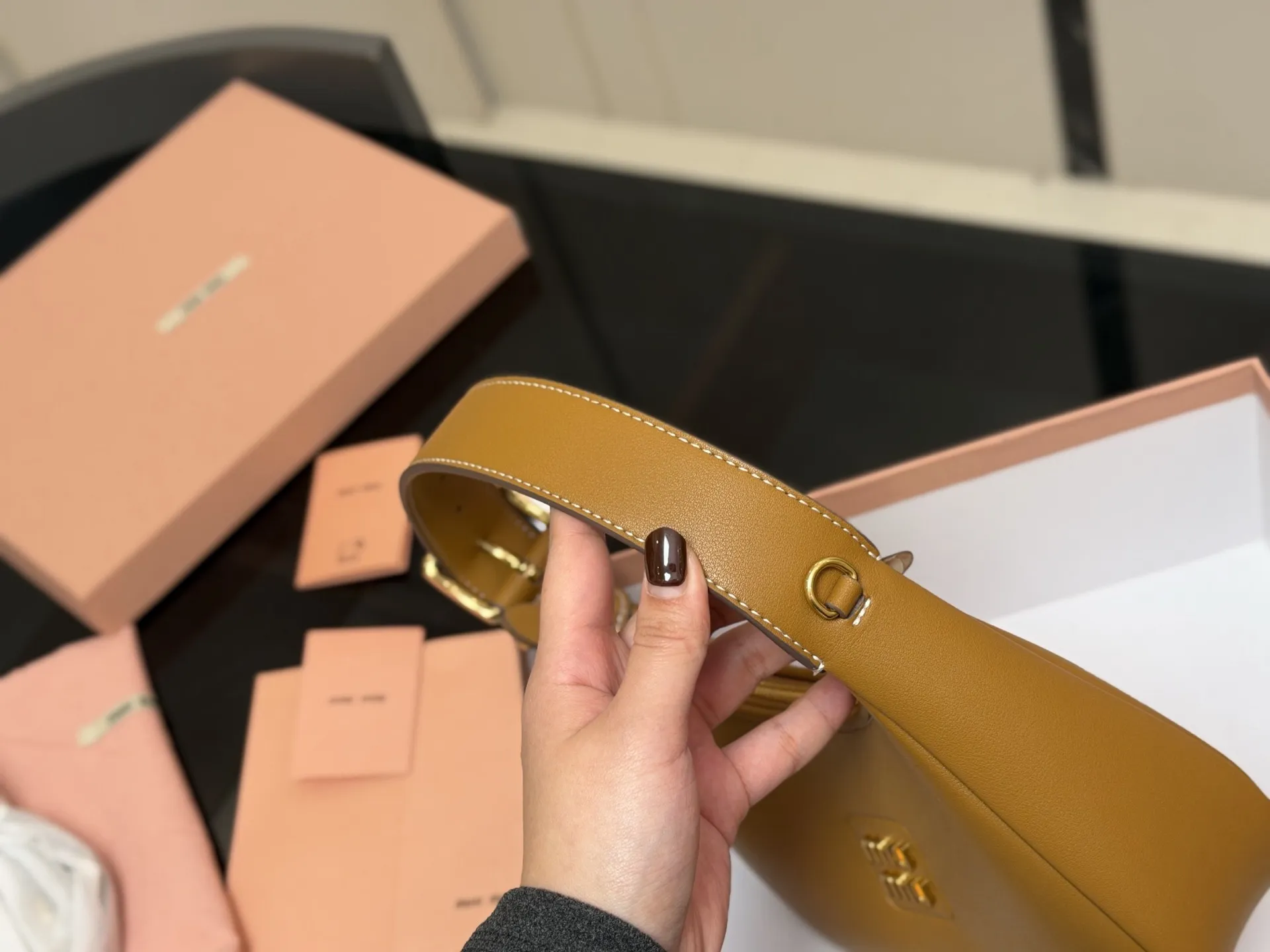 ¥175 配盒 升级版 size:23*13cm miumiu这新包, 新款Hobo,太好搭配了! 能拎、能挽、能肩背(有肩带), 可咸、可甜、可AC(Alcohol&Coffee)。一包在手,AC无忧~