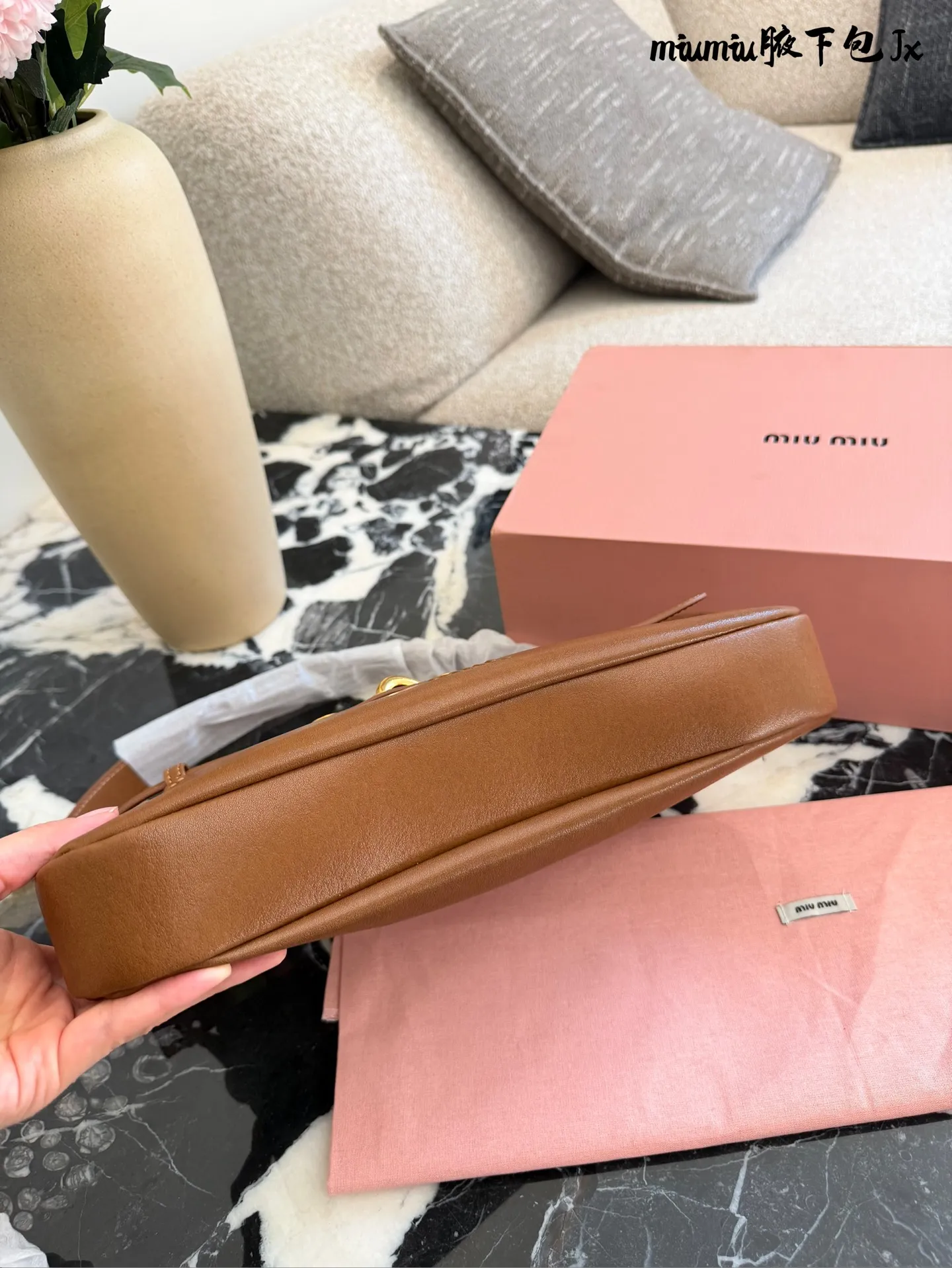 p220 缪缪miumiu新款aventure nappa腋下包 nappa 复古腋下包 又是一个爆款预测!! 33cm配盒子