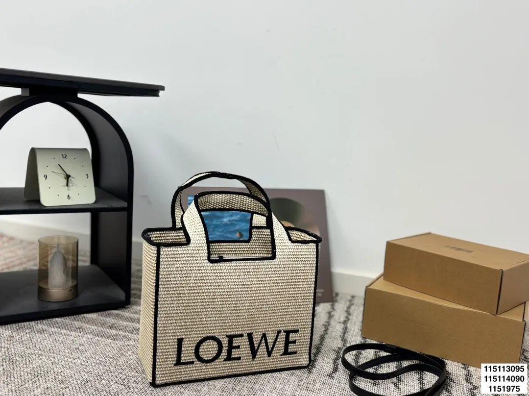 p125 p120 p115无盒 罗意威编织托特包 Paulas's 1biza 夏日海岛系列推出了草编托特包包巧妙融合了托特的商务之前线条和草编的夏日风情，加上Loewe粗体大logo 真的很难不爱 尺寸30.22/24.17/20.13
