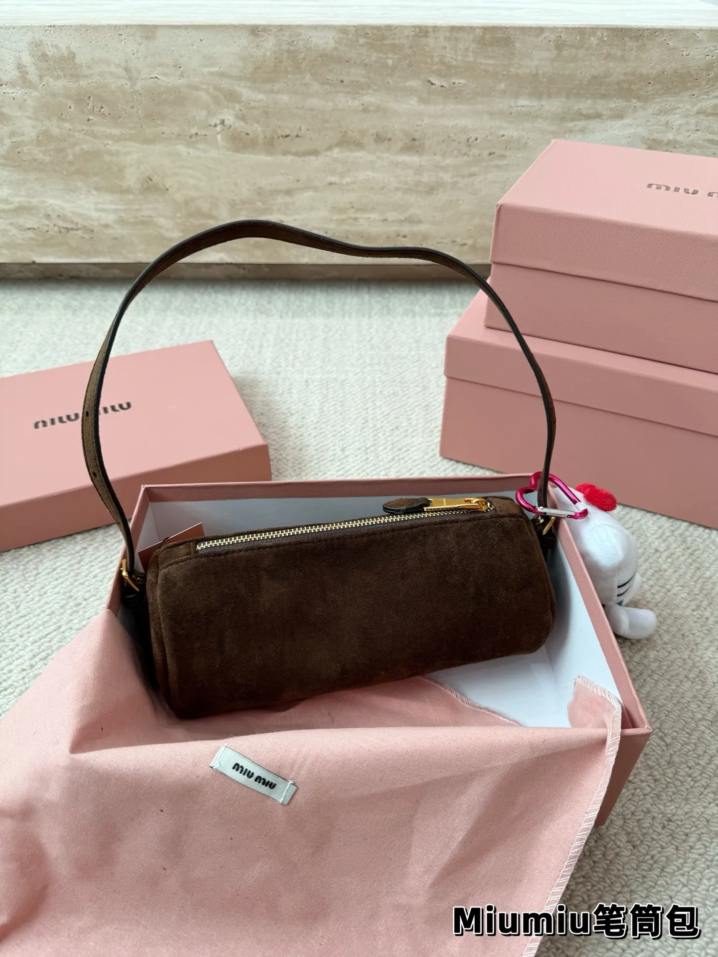 P160 麂皮 别怪我没提醒❗️MiuMiu最性价比小包包 夏天当然是要背迷你小包包啦！ 哪个女孩能抵挡住迷你小笔筒包的诱惑～ 日常好装东西出门的腋下小包👛 小羊皮和翻毛皮都有噢～关键是性价比超高～