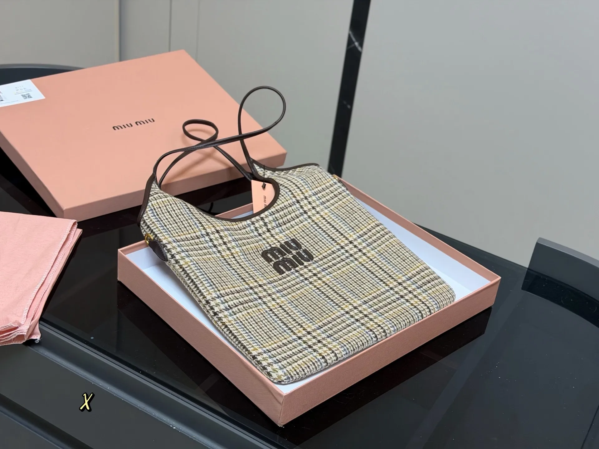 &yen;190 全套包装 size：35*34cm miumiu新款托特tote 今年的风刮的太猛了 老多爆款了！ 这款的版型也太好看了吧！ miumiu准备承包我的夏天吗