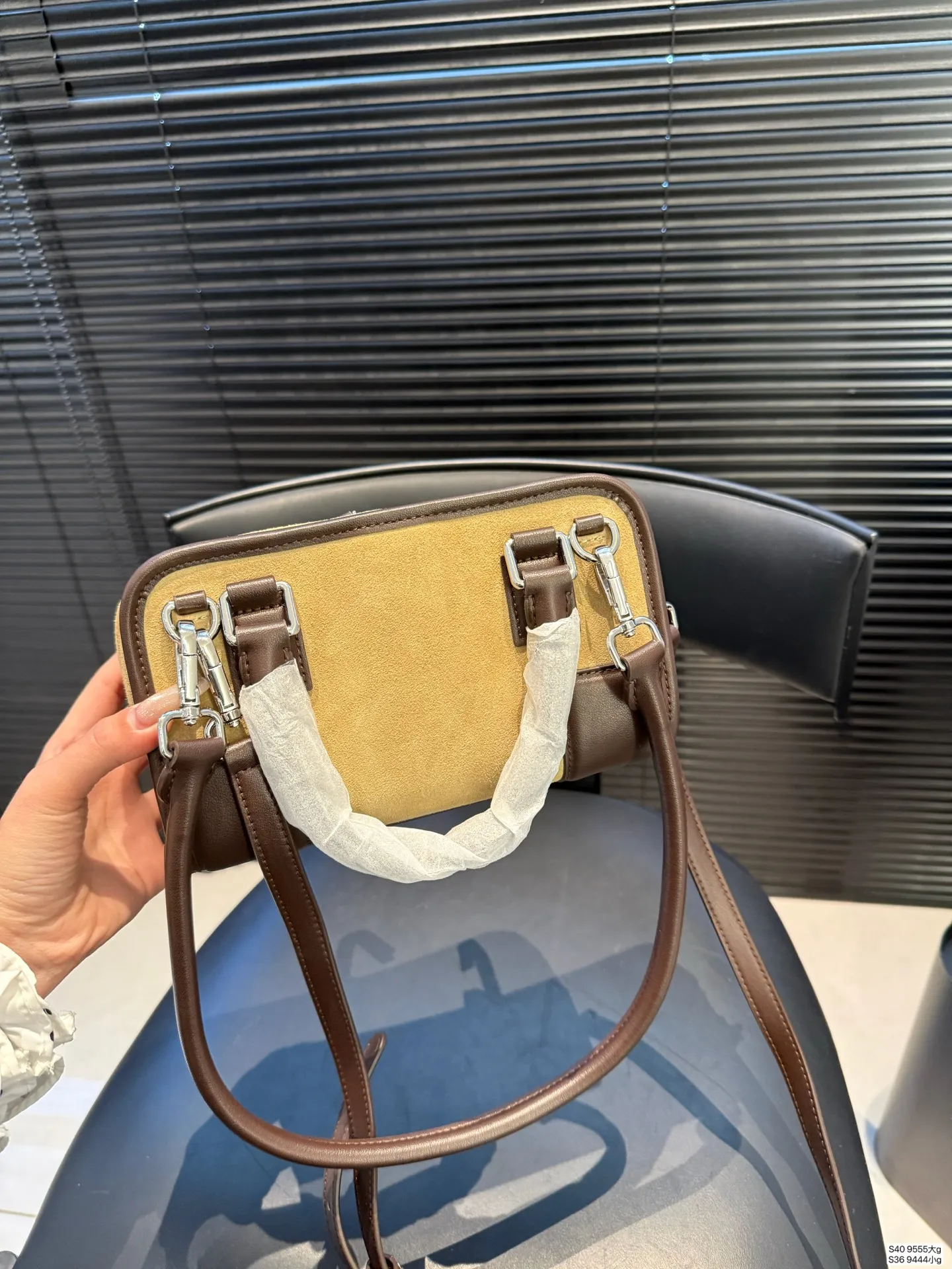 大号P250小号P230 罗意威这只简直太乖了 麂皮包今年冬天简直不要太火 银色loewe小锁也是酷的很 这个还可以加肩带单肩斜挎 一整个就是实用的美包! 尺寸大25 18小22 12 货号大9555 小9444