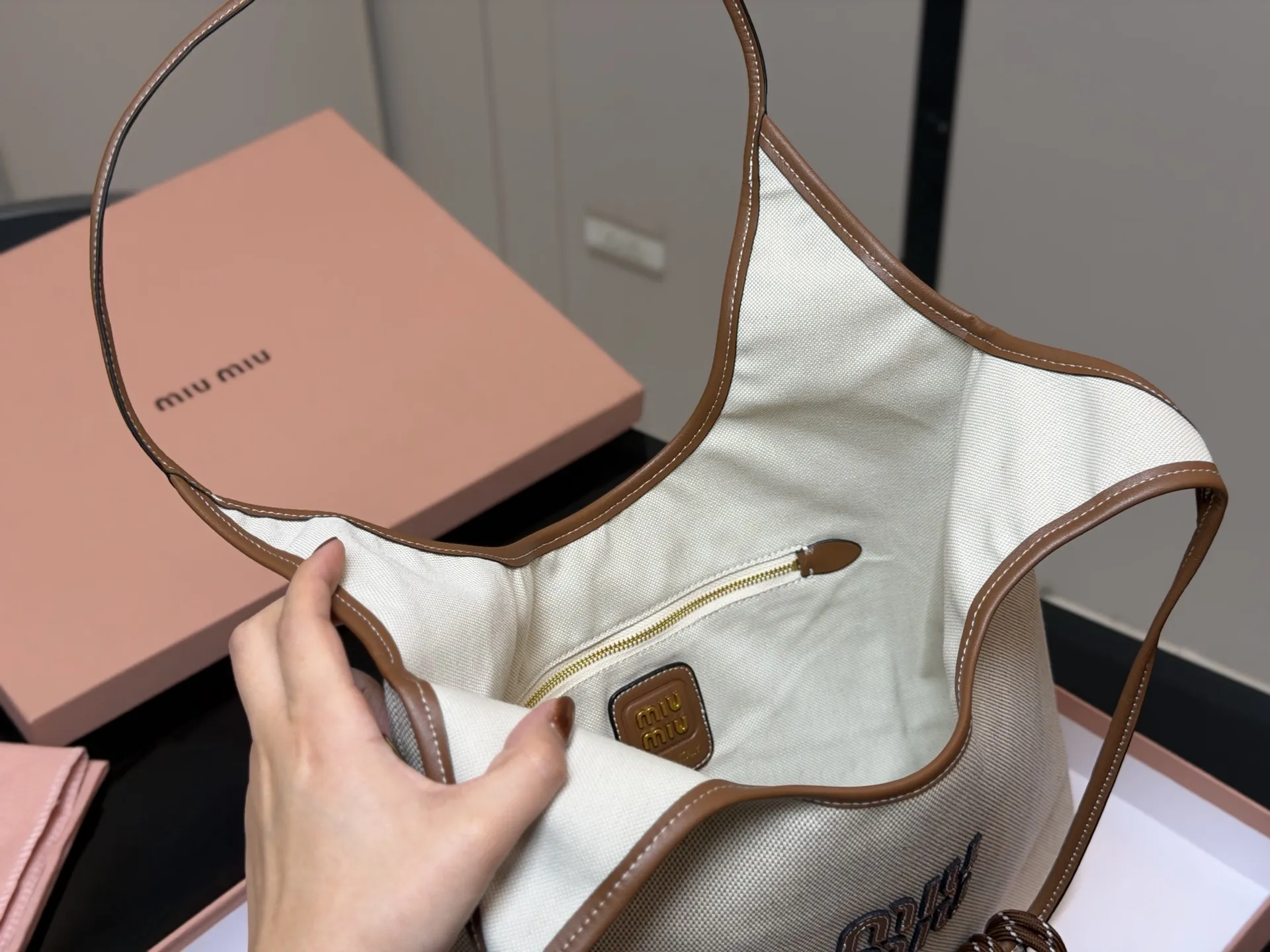 ¥175 全套包装 size:35*34cm miumiu新款托特tote 今年的风刮的太猛了 老多爆款了! 这款的版型也太好看了吧! miumiu准备承包我的夏天吗