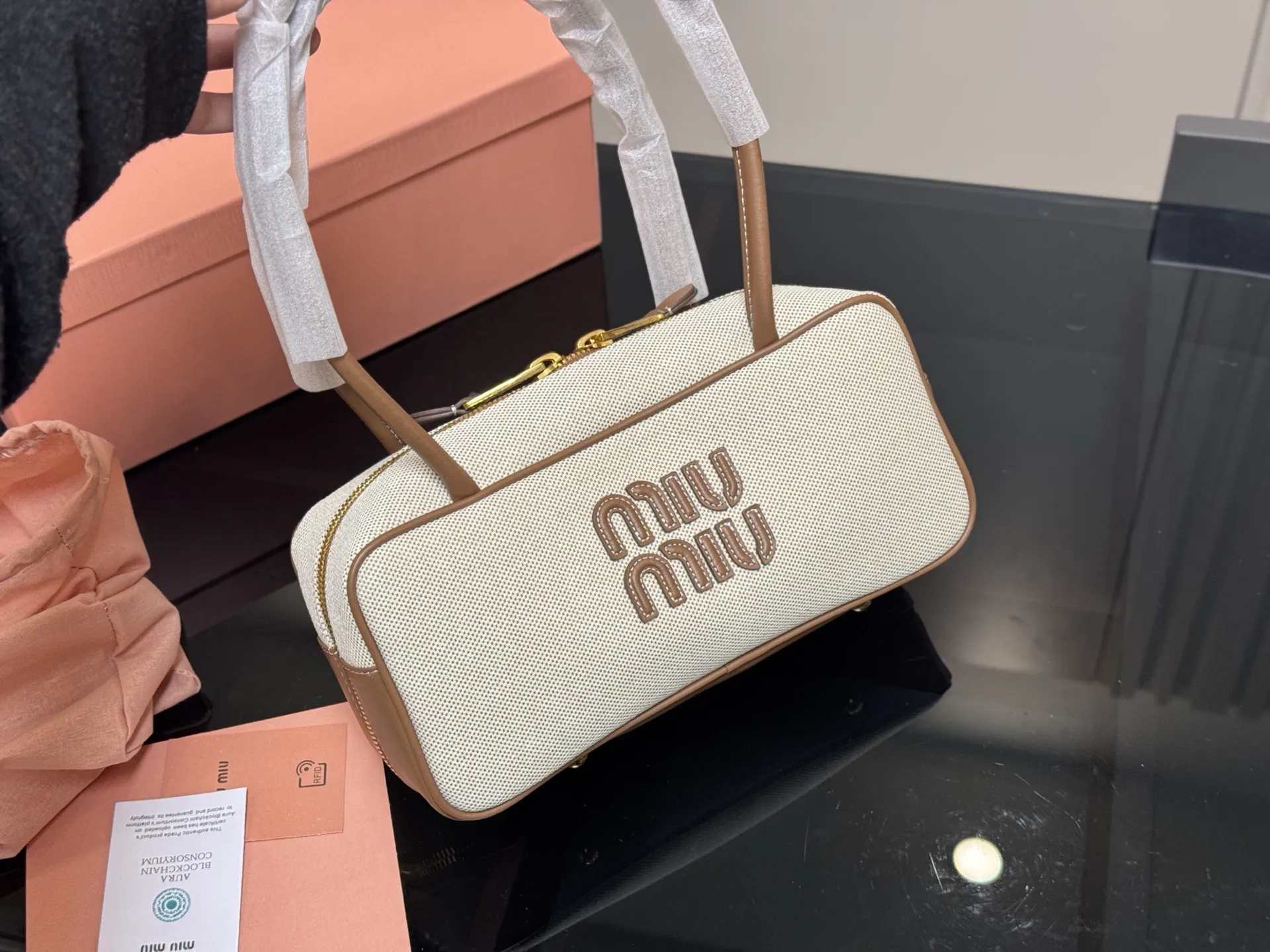 ¥195 升级版配盒 size:28*13cm miumiu保龄球/公文包/ 包包甜度刚好! 很难不爱啊啊! 可手拎也可斜挎 绝对不是小废包哦!容量足足的~~ 出场就是miumiu小公主!